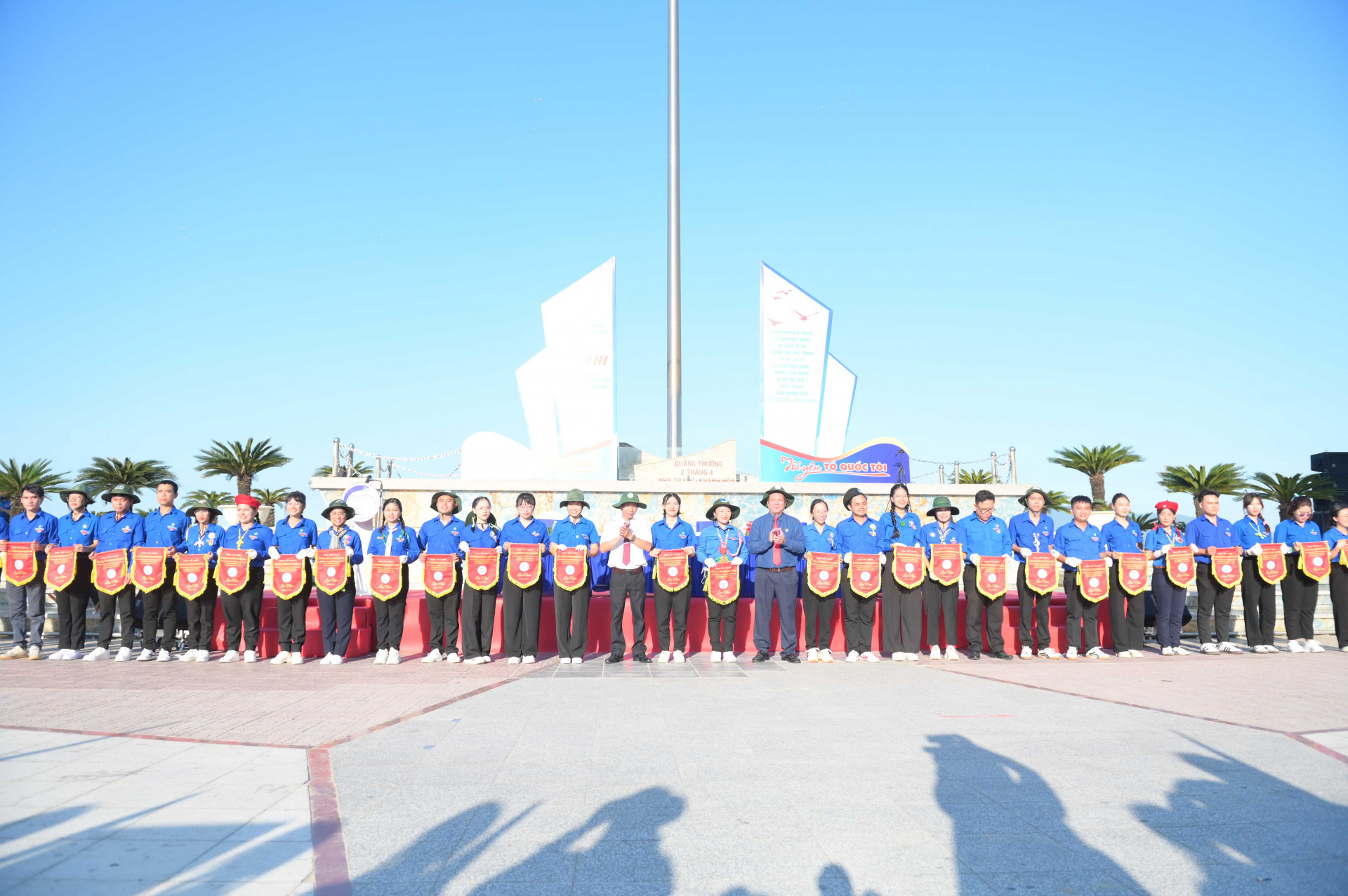 Ban tổ chức trao cờ lưu niệm cho các đội tham gia thi diễu hành.
