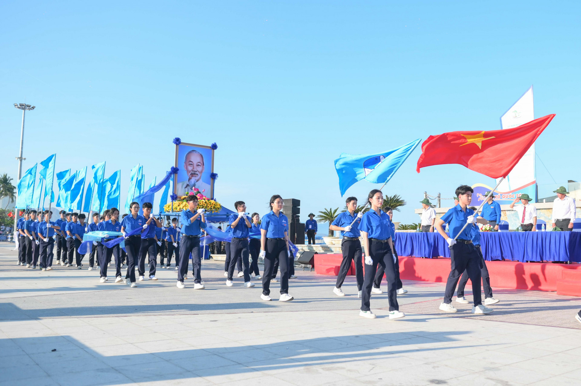 Đội nghi lễ của Hội Liên hiệp Thanh niên Việt Nam TP. Nha Trang tham gia diễu hành.