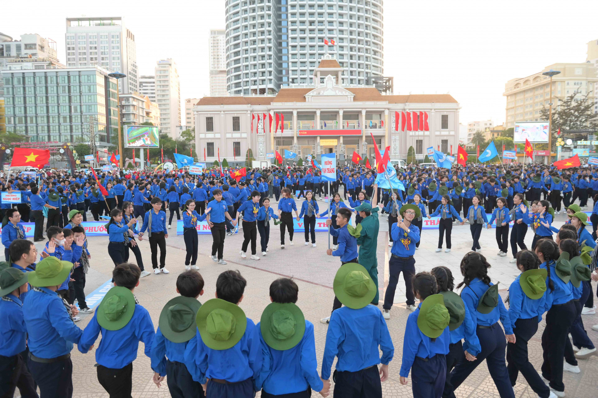 Tại hội thi, các chi hội, câu lạc bộ, đội, nhóm còn tham gia hoạt động múa hát các bài hát tập thể, múa dân vũ.