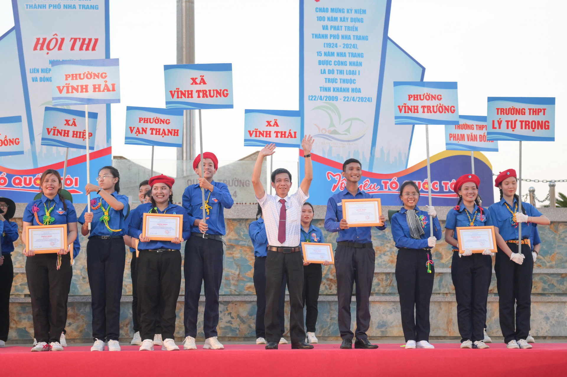 Ban tổ chức trao giải nhất hội thi cho các đội diễu hành phường Vĩnh Hải, xã Vĩnh Trung, phường Vĩnh Trường và Trường THPT Lý Tự Trọng.