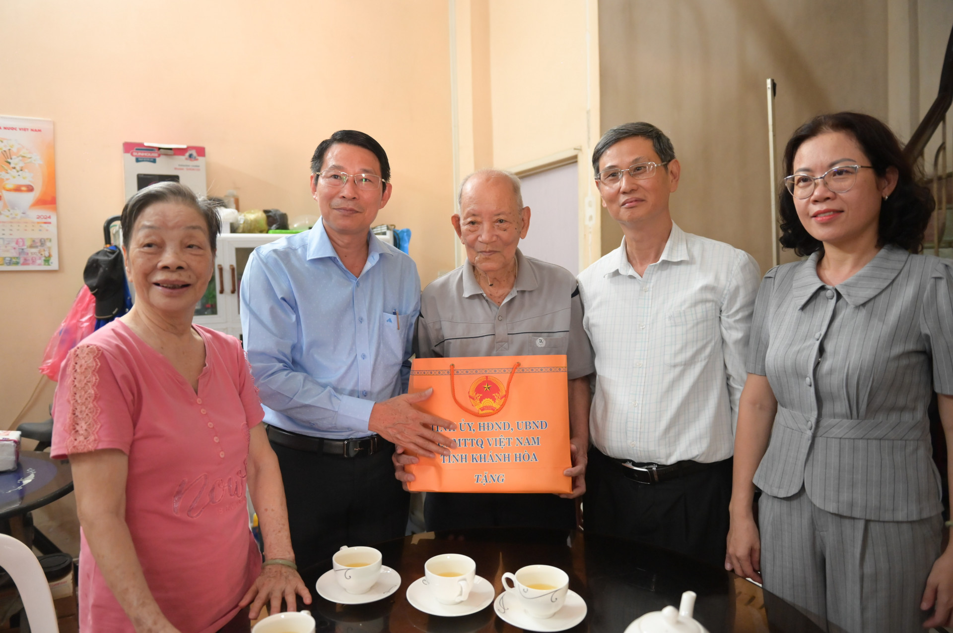 Lãnh đạo tỉnh cùng đoàn thăm, tặng quà ông Nguyễn Đình Khang.