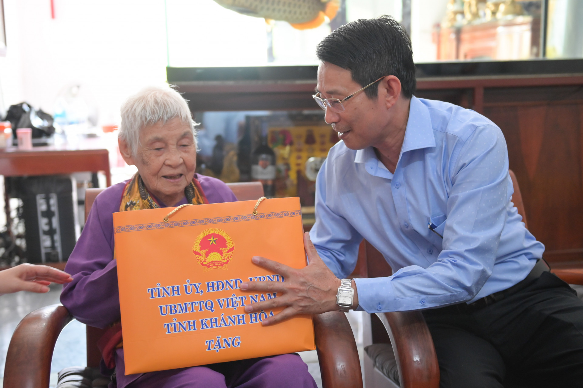 Đồng chí Đinh Văn Thiệu thăm, tặng quà Bà mẹ Việt Nam Anh hùng Lê Thị Liên.