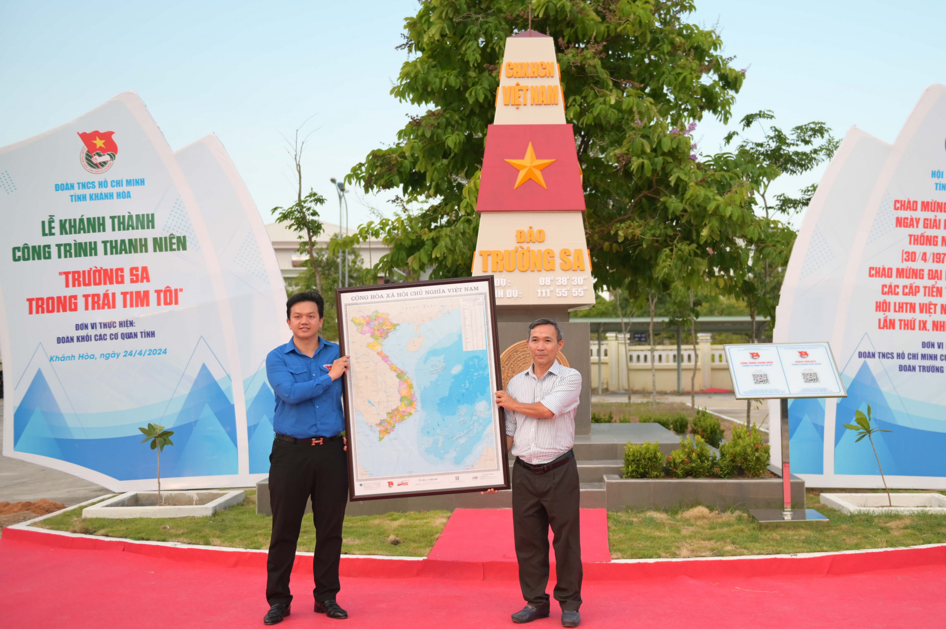 Lãnh đạo Tỉnh đoàn trao bản đồ Việt Nam cho Trường THPT chuyên Lê Quý Đôn.