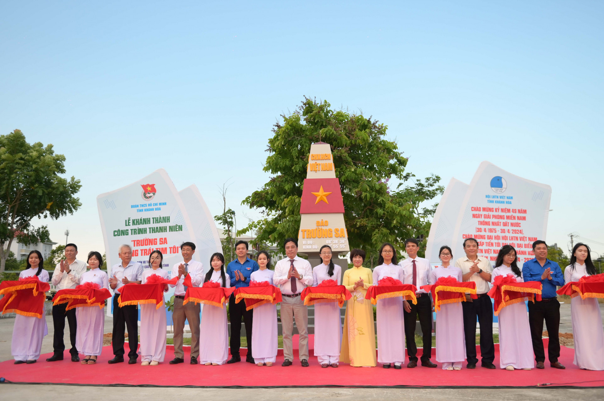 Đồng chí Nguyễn Khắc Toàn cùng các đại biểu cắt băng khánh thành công trình thanh niên.