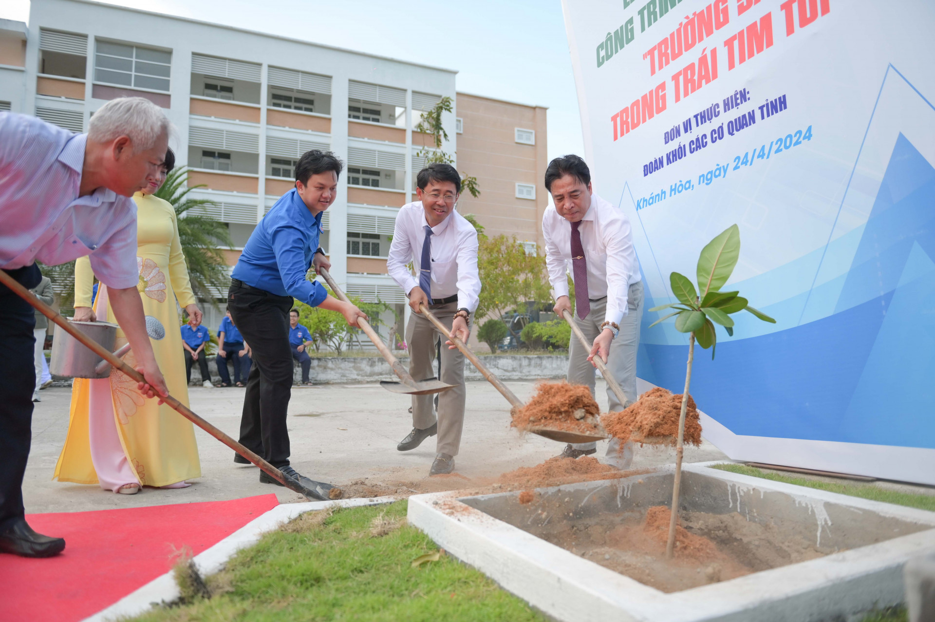 Các đại biểu trồng cây bàng vuông tại khu vực xây dựng công trình thanh niên.