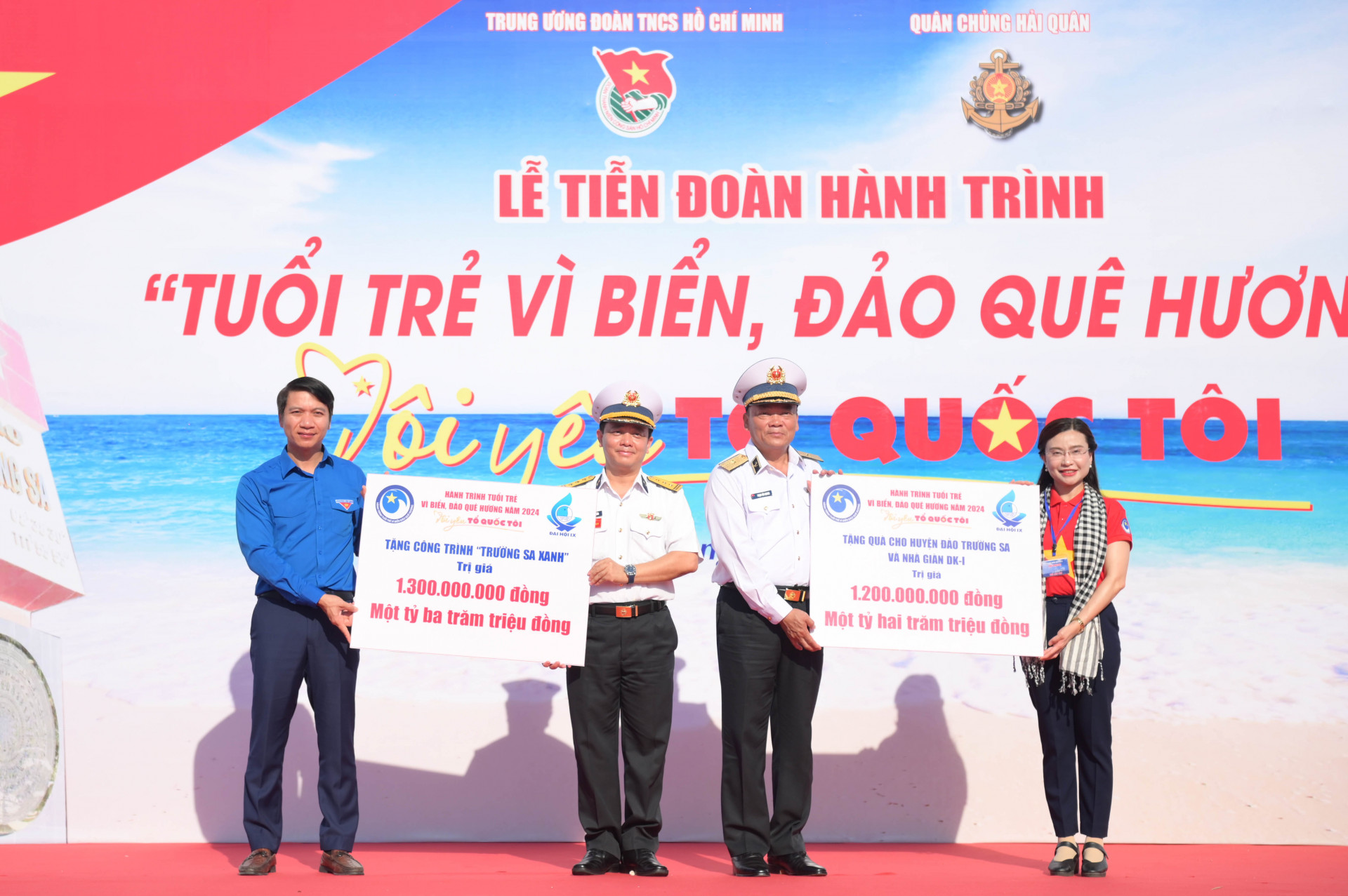 Lãnh đạo Trung ương Đoàn trao biểu trưng các phần quà, công trình sẽ trao cho quân và dân huyện đảo Trường Sa, nhà dàn DK-1.