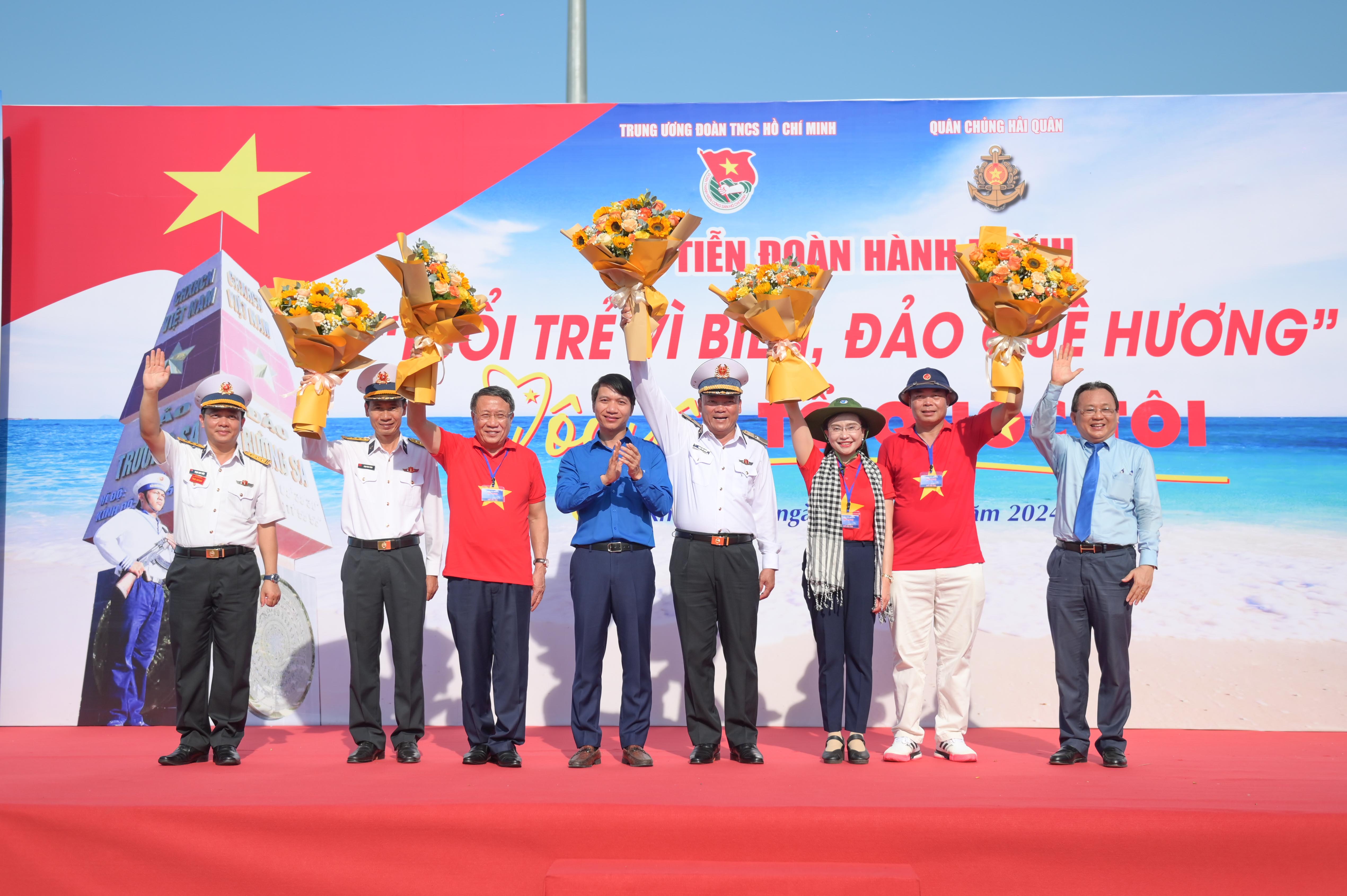 Tiễn đoàn “Hành trình tuổi trẻ vì biển, đảo quê hương” năm 2024
