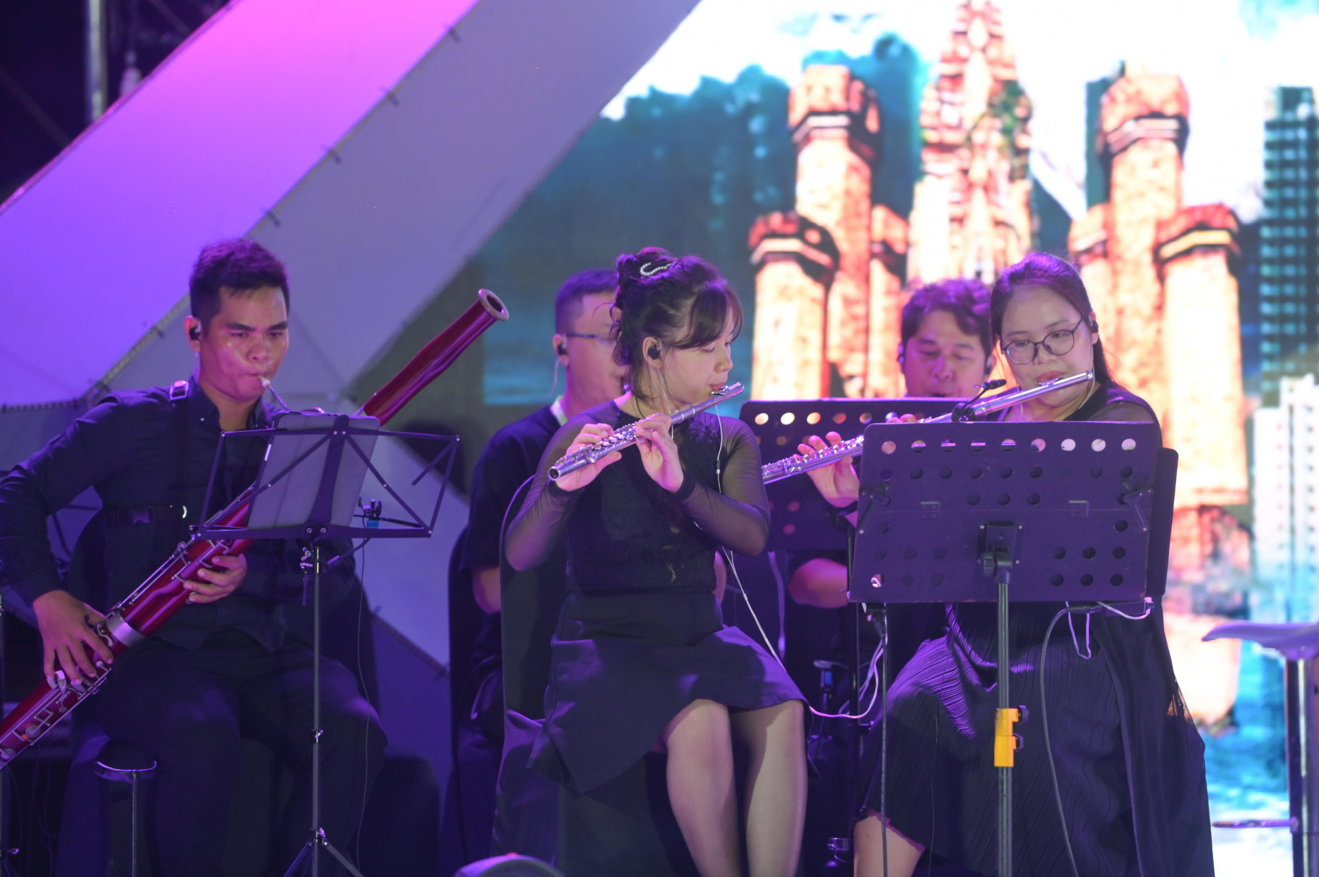 Các nghệ sĩ của ban nhạc Ban nhạc Saigon Winds mang đến đêm nhạc làn gió kèn - gõ.
