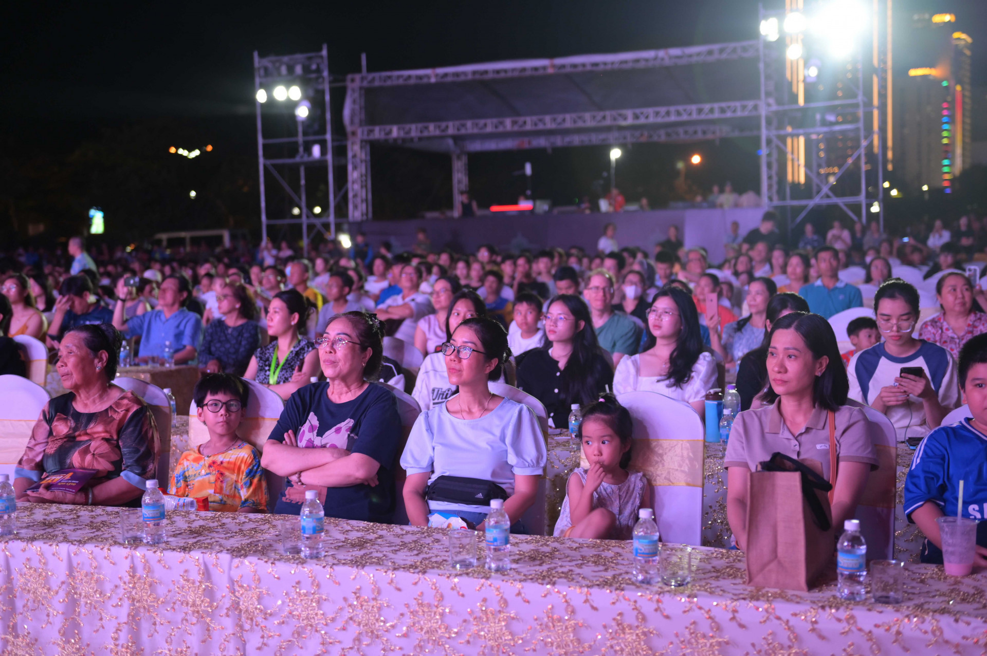 Đêm nhạc thu hút đông đảo thính giả đến thưởng thức.