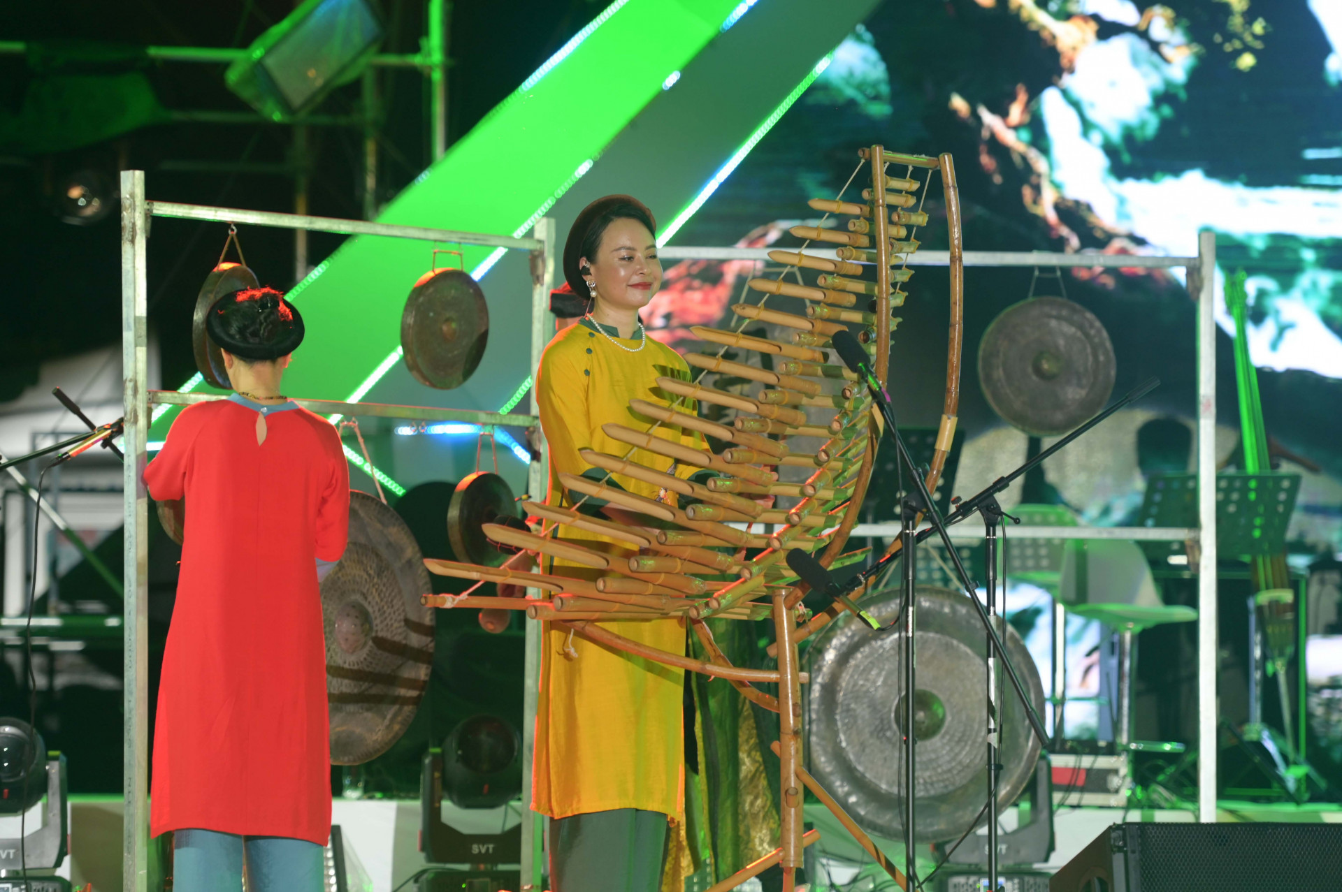 Với tác phẩm Ru rừng do mình sáng tác, nghệ sĩ Trần Mạnh Tuấn đưa vào tiết mục những nhạc cụ đến từ tây nguyên như đàn Trưng, cồng chiêng.