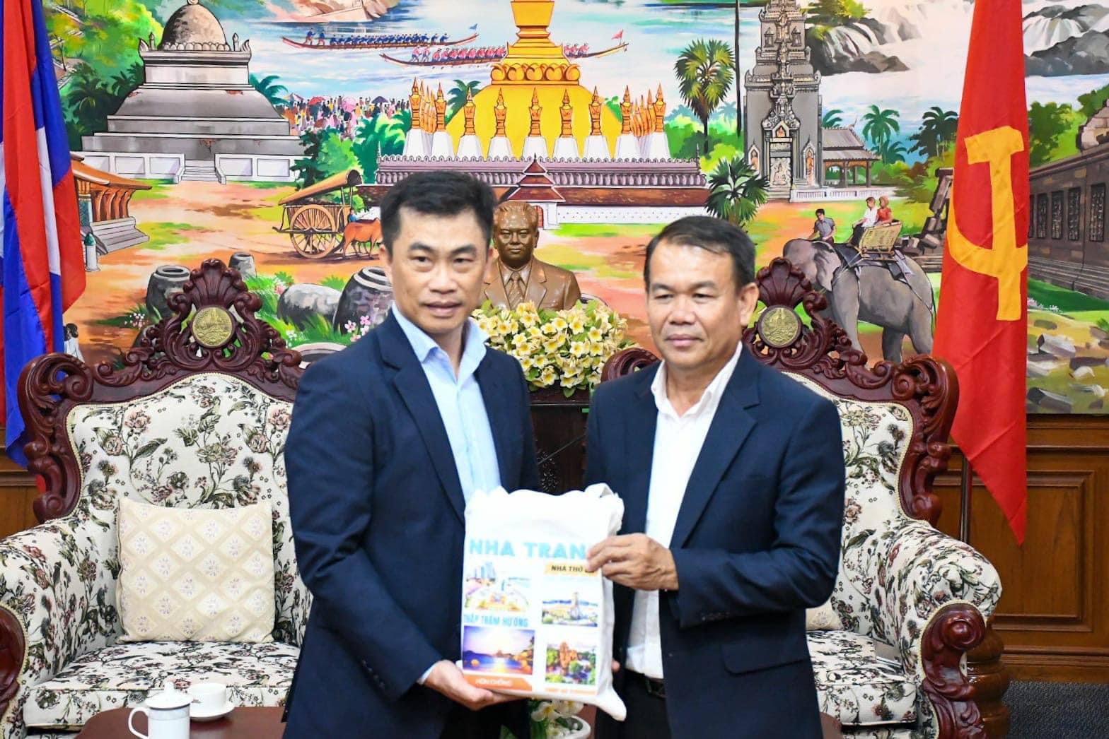 Ông Lý Nguyễn Nguyên Vũ (bìa trái) tặng quà lưu niệm cho lãnh đạo Sở Tư pháp tỉnh Champsak.