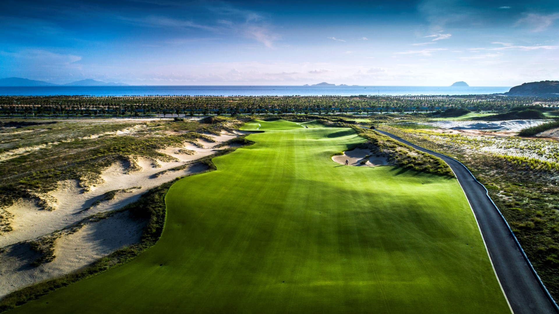 Sân golf 27 lỗ tiêu chuẩn quốc tế, mang đến cho những người đam mê golf những trải nghiệm đẳng cấp.