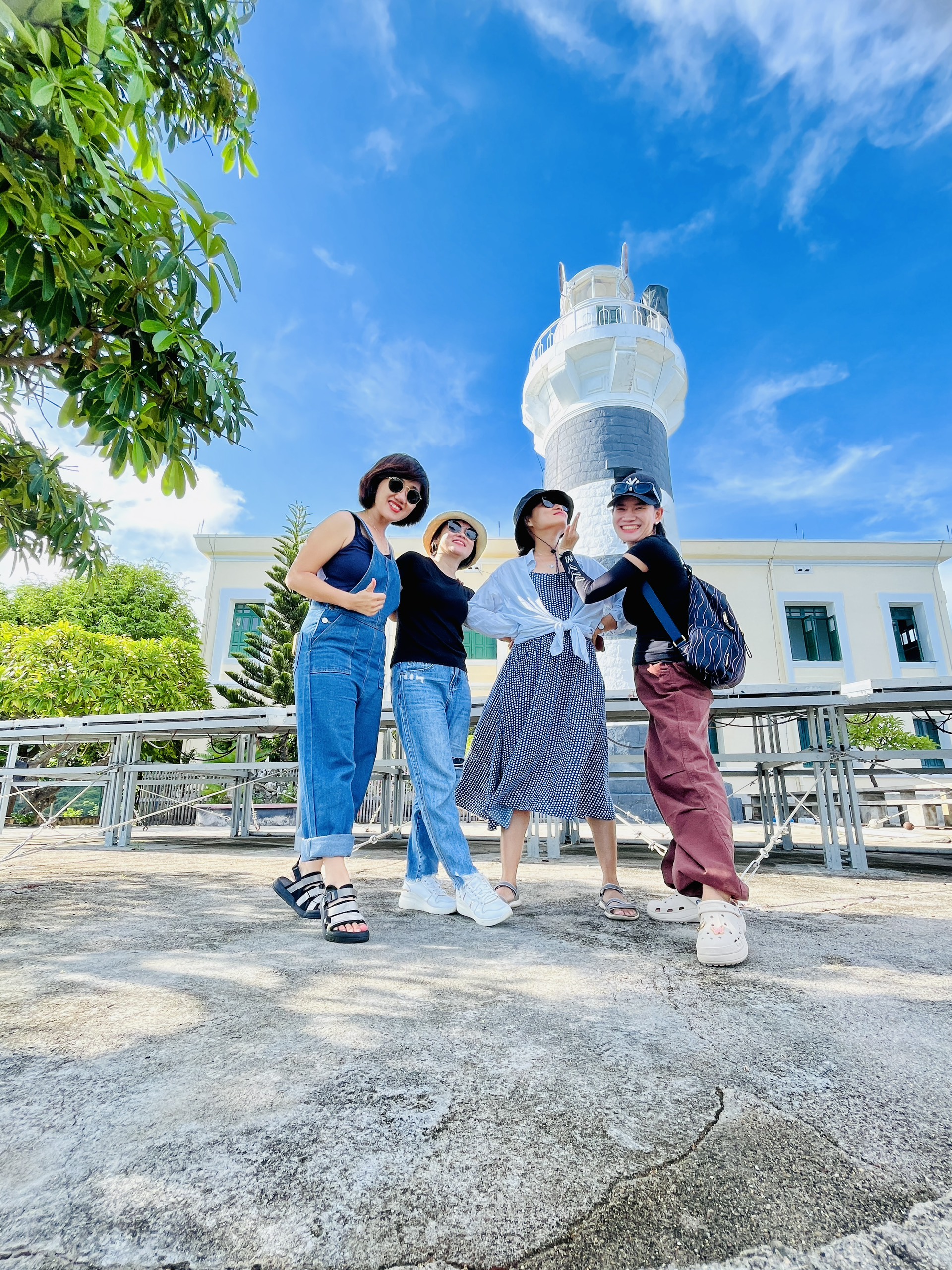  Khách du lịch chụp ảnh check-in Hải Đăng ở làng đảo Bích Đầm, ảnh: Xuân Viên