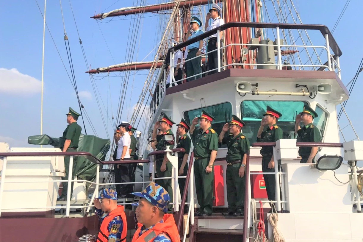 Toàn tàu thực hiện nghi lễ rời cảng.