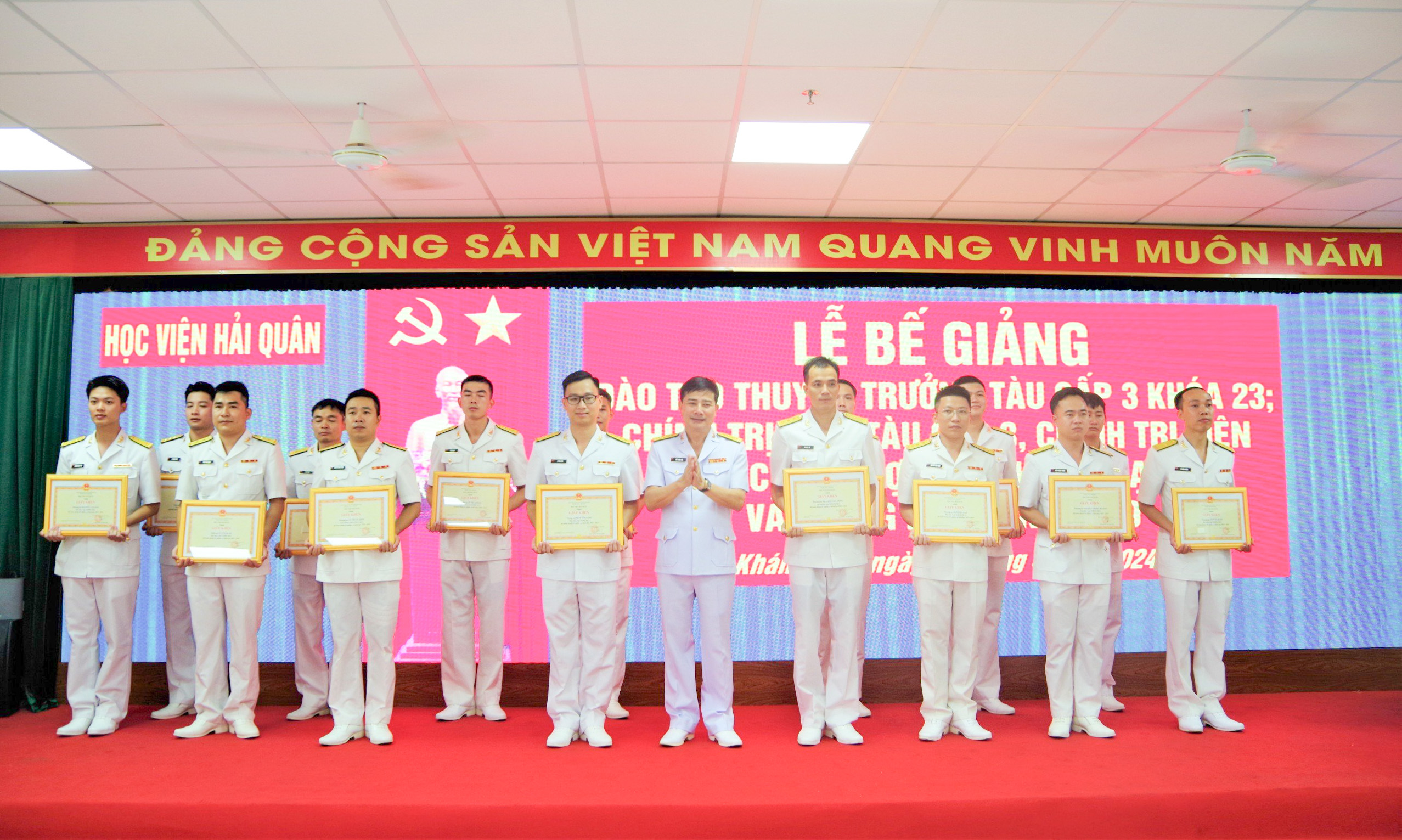 Học viện Hải quân: Bế giảng các khoá đào tạo cán bộ chính trị, cán bộ tàu