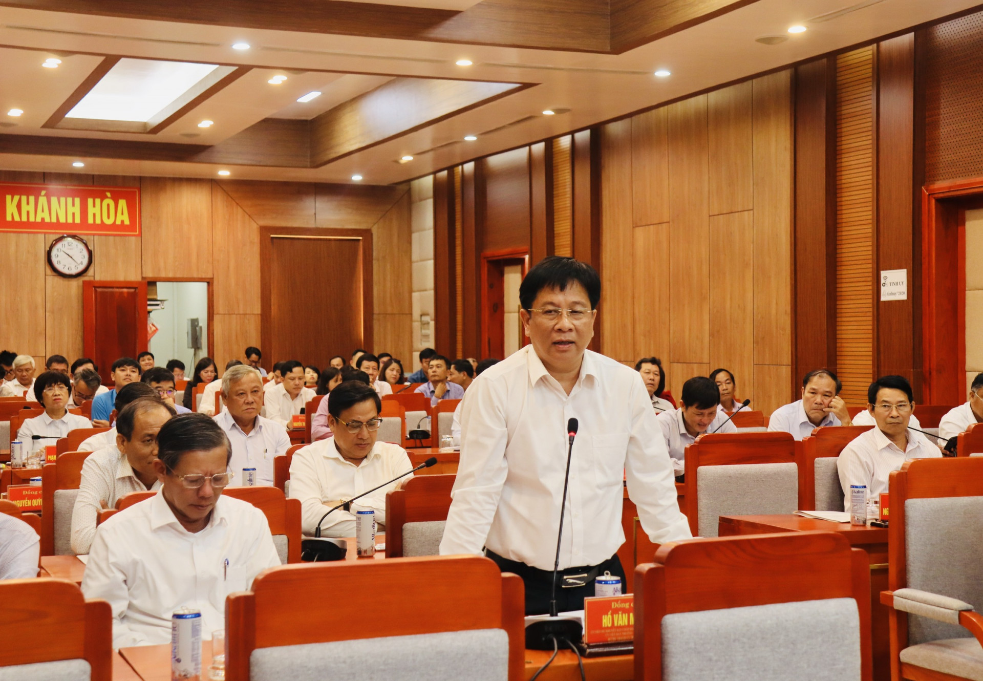 Ông Hồ Văn Mừng - Ủy viên dự khuyết Trung ương Đảng, Bí thư Thành ủy Nha Trang phát biểu tại hội nghị.