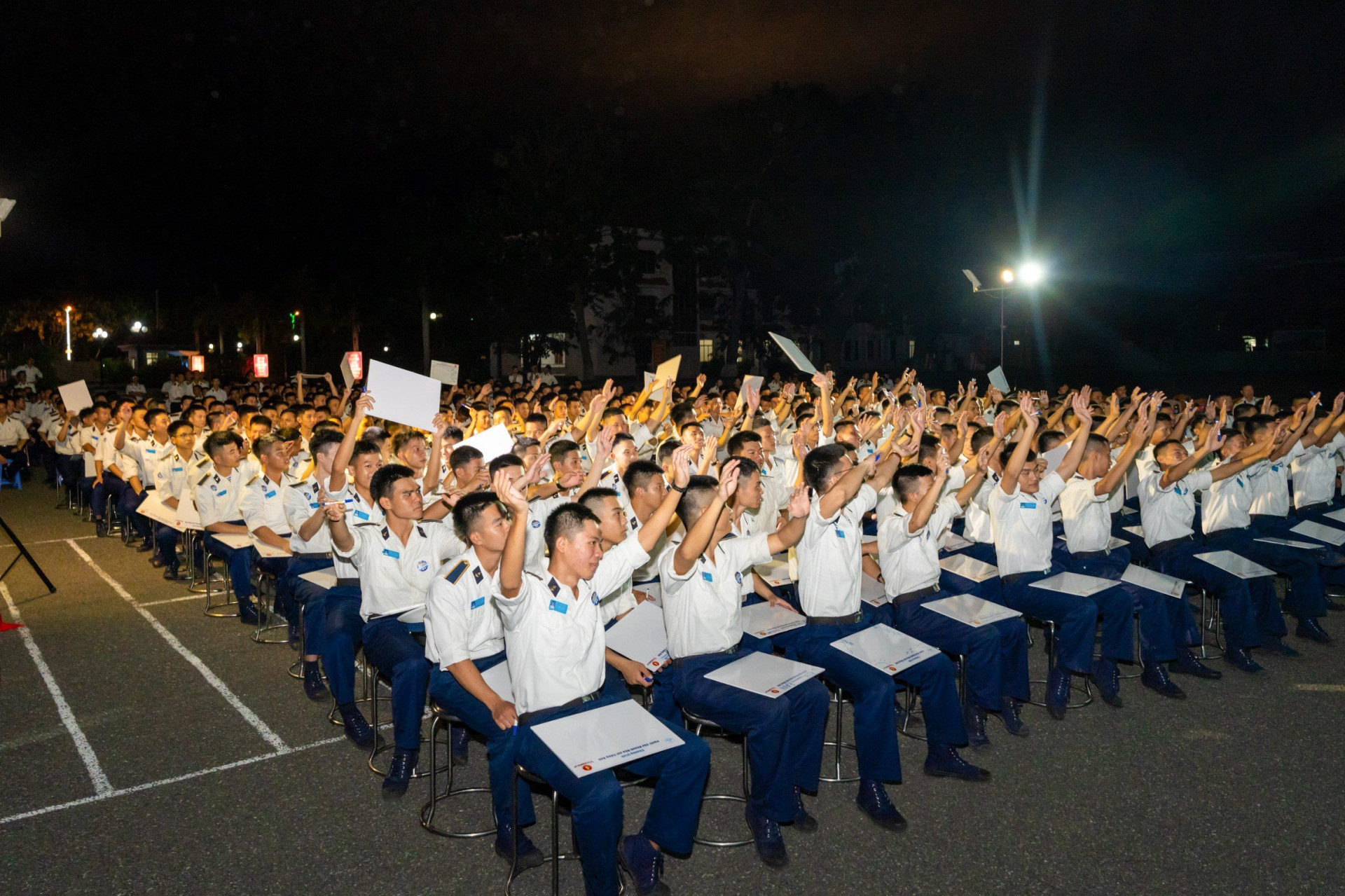 Các học viên sôi nổi tham gia cuộc thi.