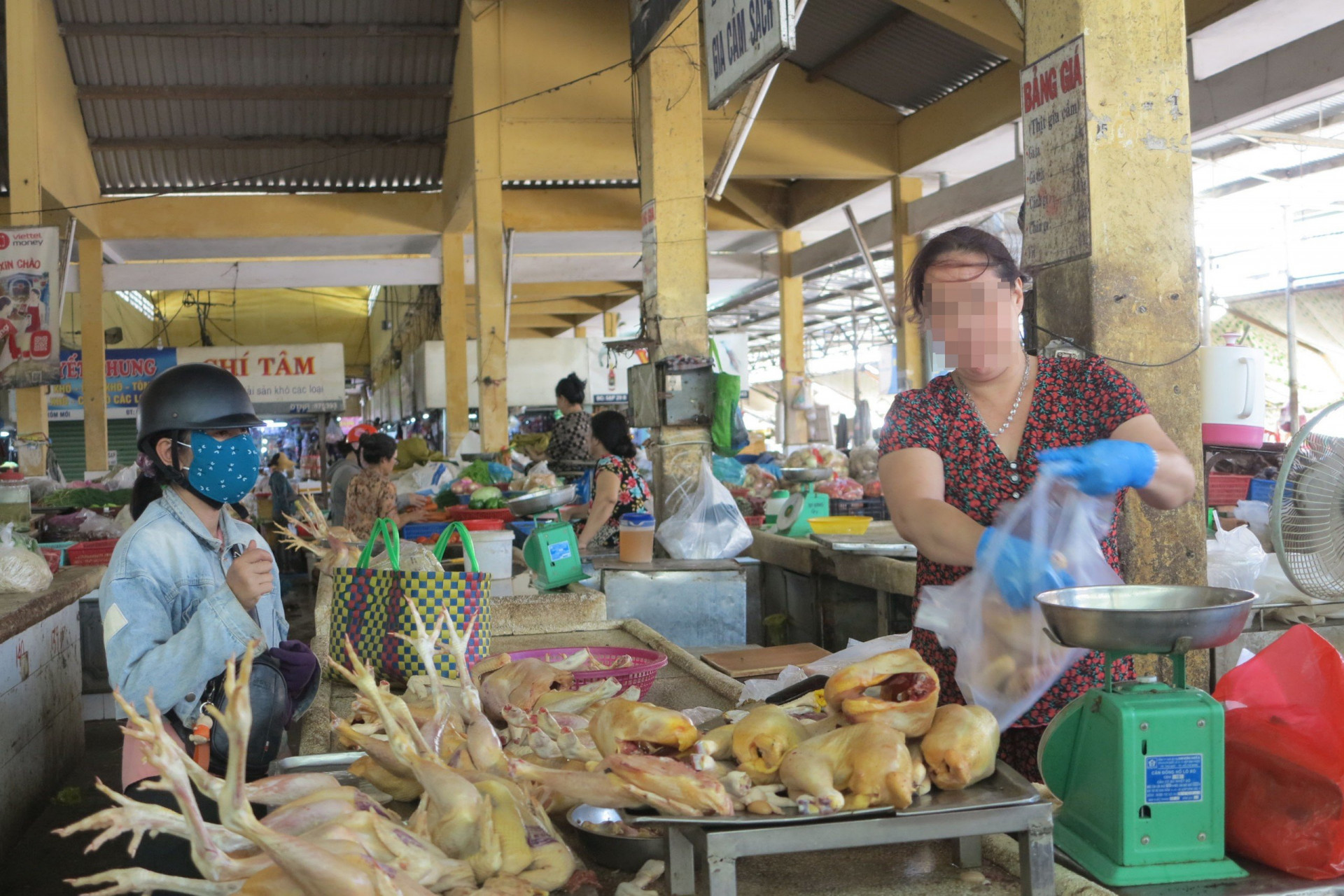 Một sạp bán thịt gà tại chợ Xóm Mới (TP. Nha Trang). Ảnh chụp sáng 7-4.