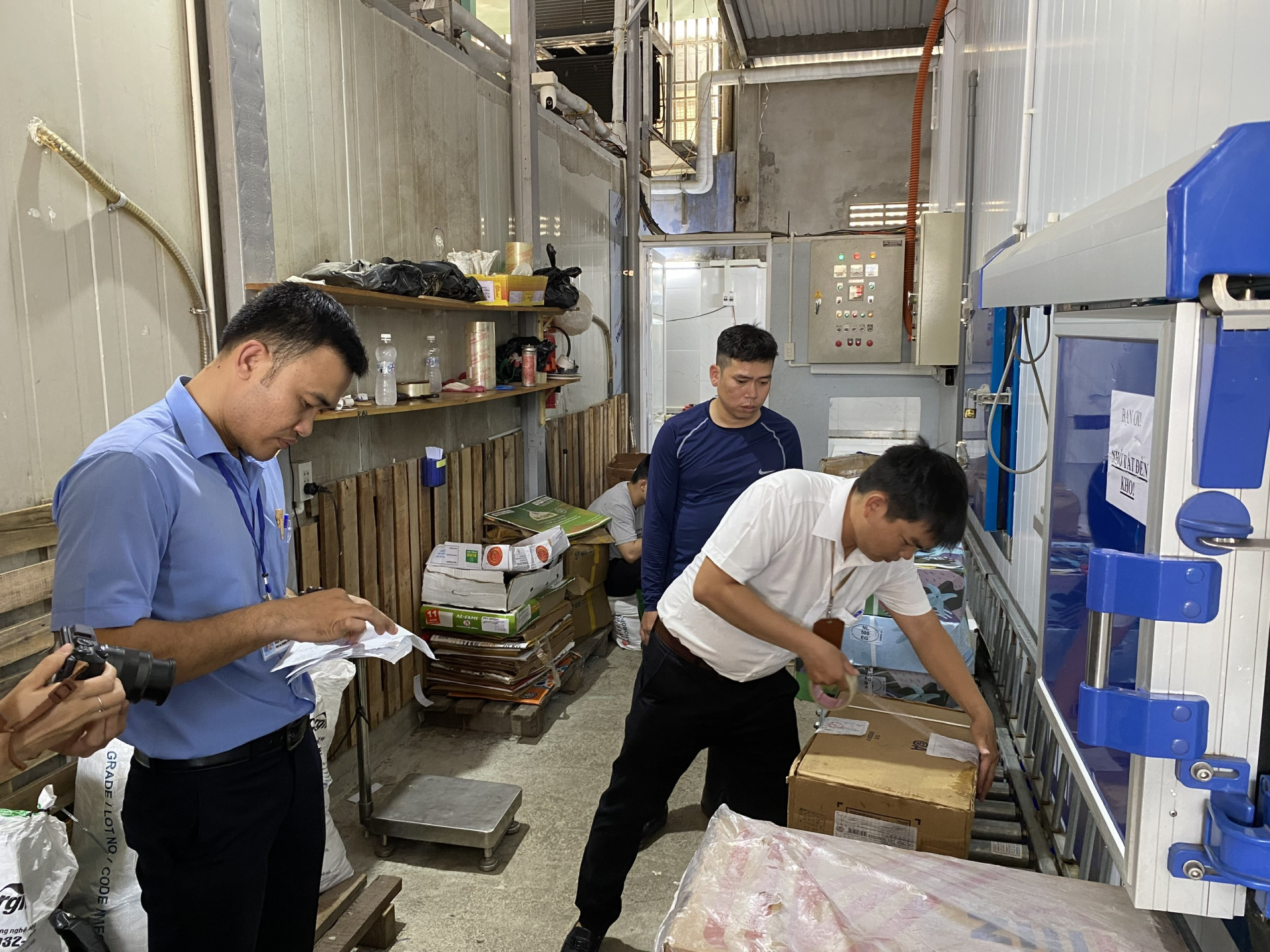 Đoàn kiểm tra lấy mẫu tại Công ty TNHH Minh Nhật Foods NT gửi xét nghiệm chất lượng