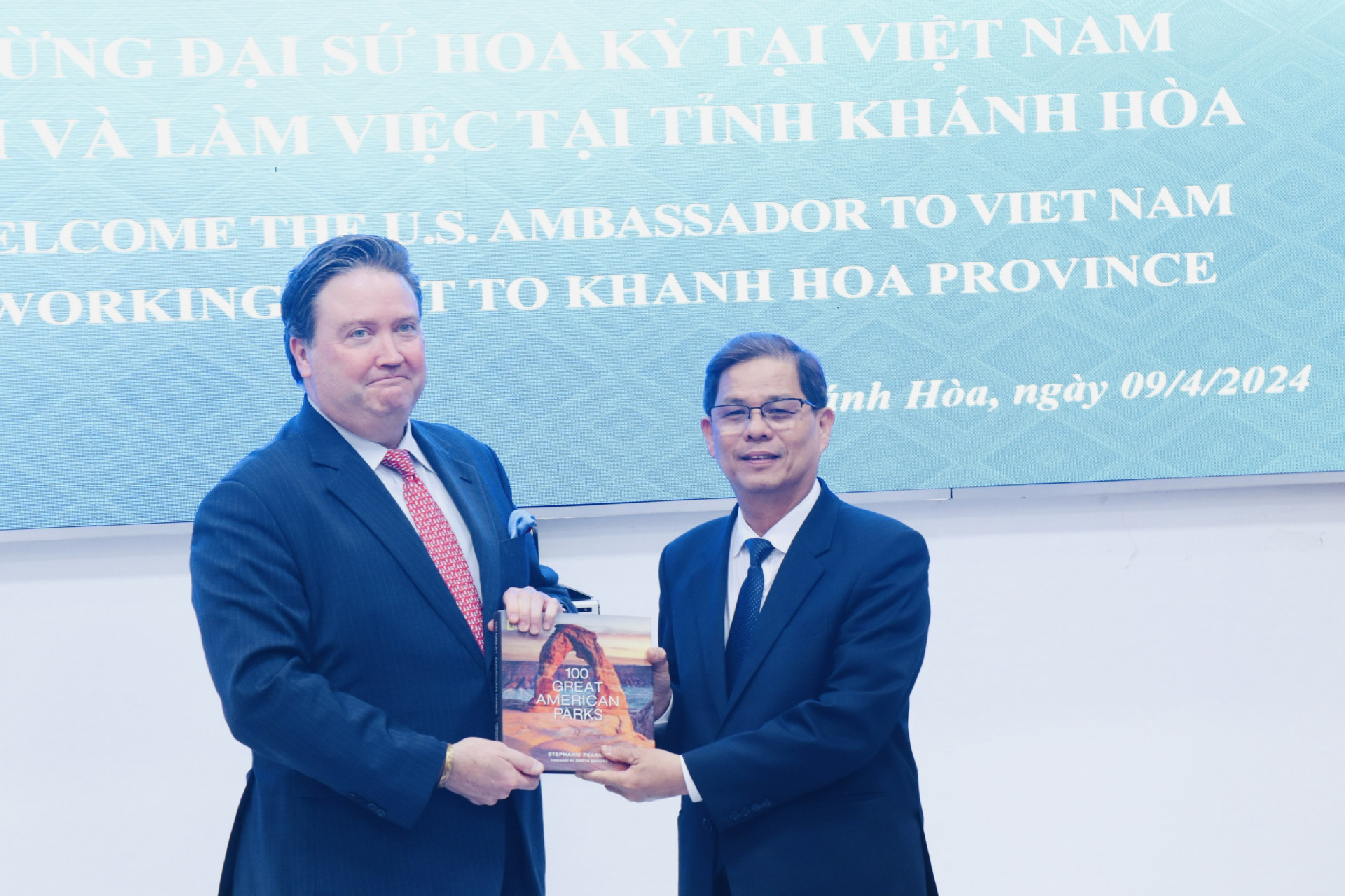 Đại sứ Marc E. Knapper tặng quà Chủ tịch UBND tỉnh Nguyễn Tấn Tuân