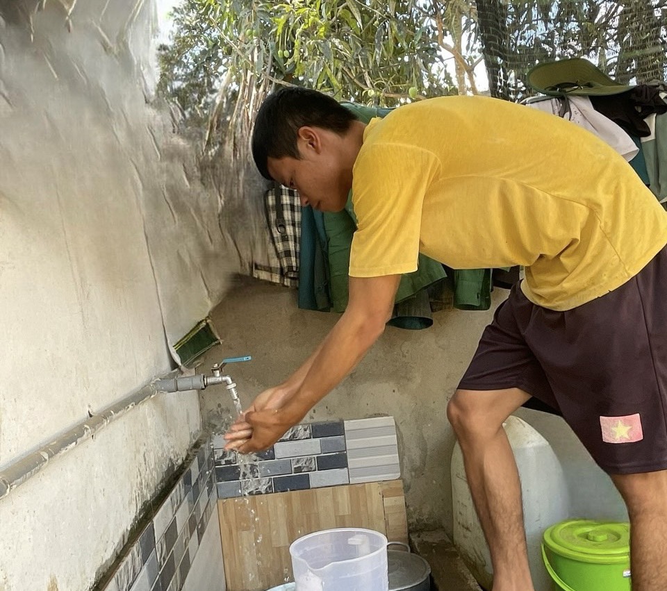 Người dân Khánh Sơn đã mạnh dạn vay vốn để đầu tư công trình nước sinh hoạt.