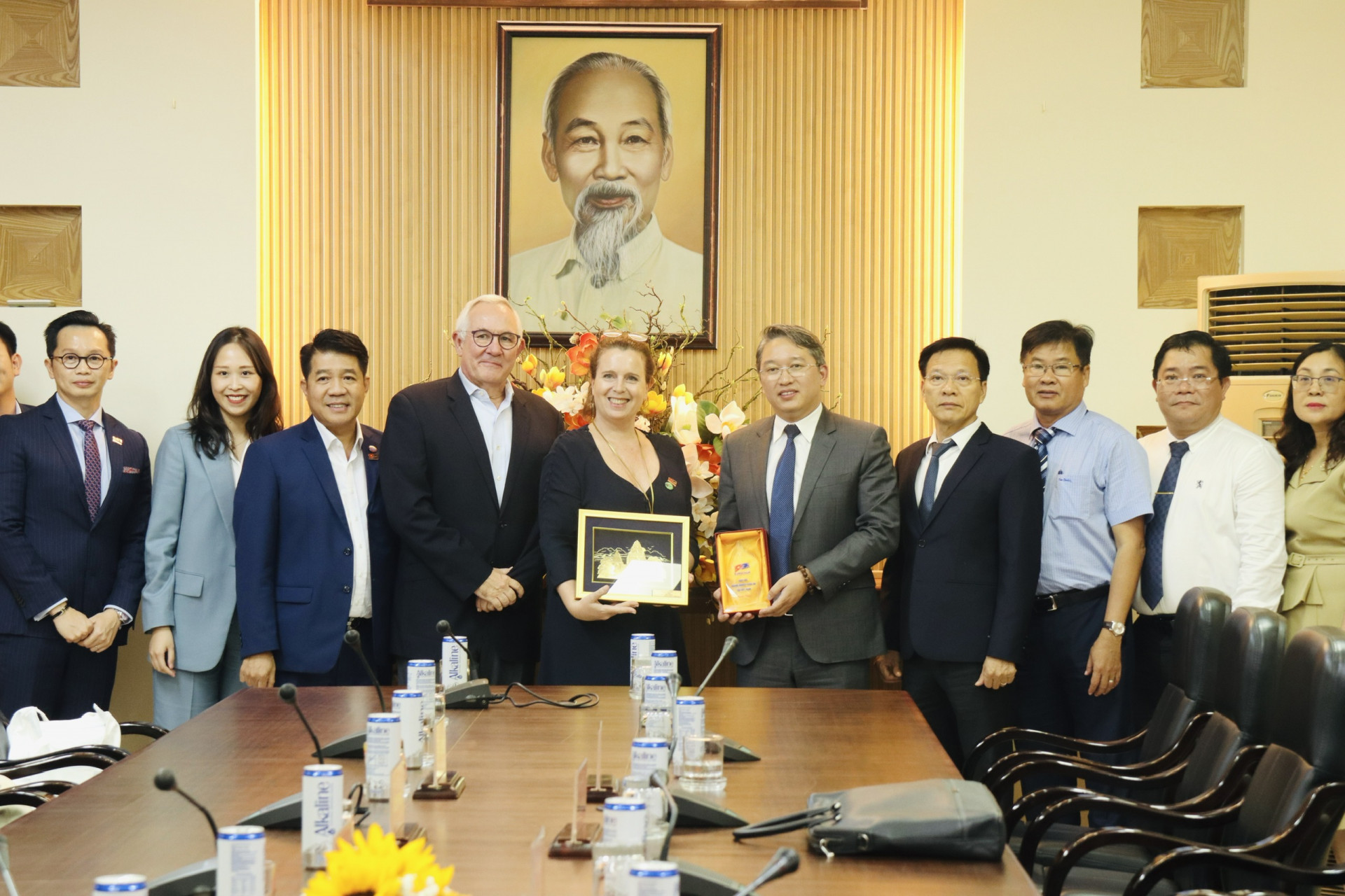 Bí thư Tỉnh ủy Nguyễn Hải Ninh và lãnh đạo các sở, ban, ngành chụp ảnh lưu niệm cùng Đoàn công tác EuroCham