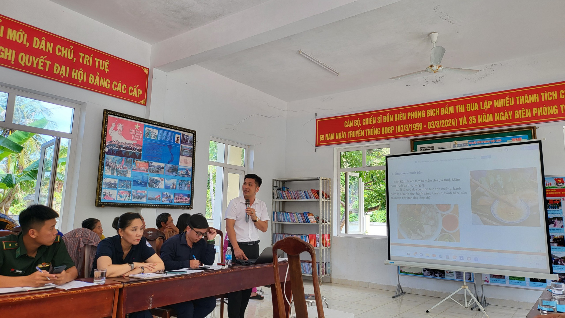 Một lớp tập huấn, tuyên truyền bảo vệ hệ sinh thái vịnh Nha Trang ở Tổ dân phố Bích Đầm (phường Vĩnh Nguyên, TP. Nha Trang).
