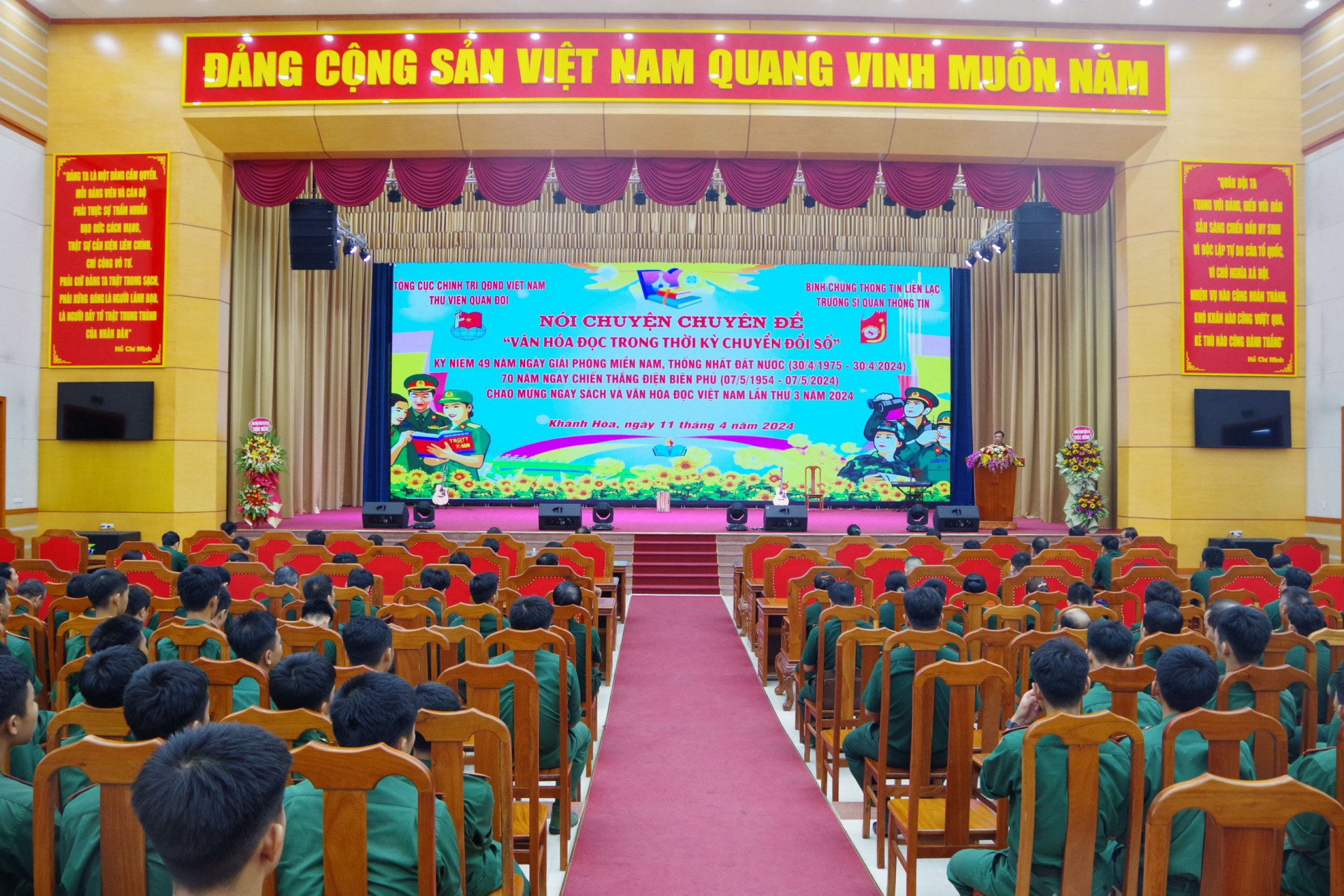 Quang cảnh buổi nói chuyện chuyên đề.