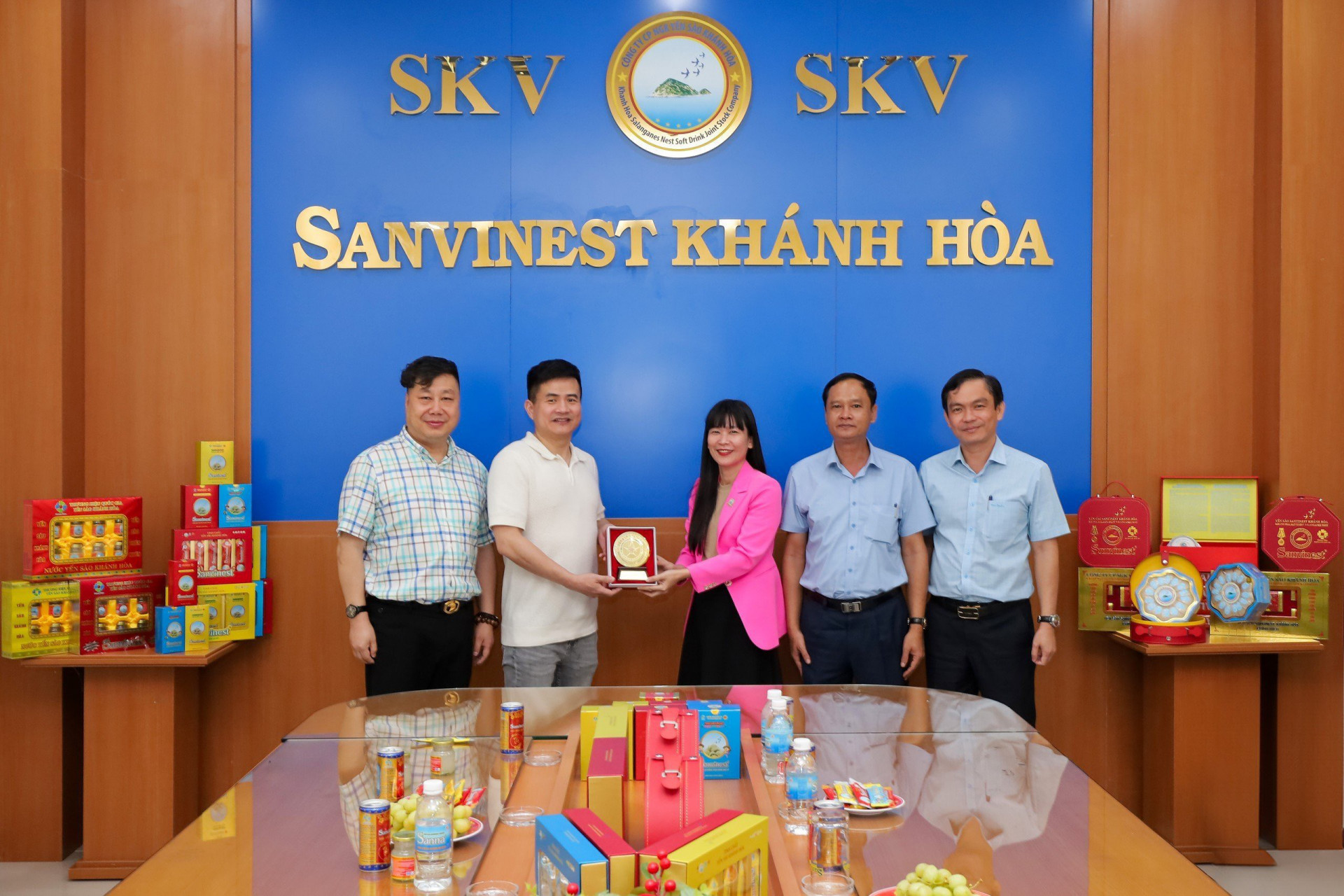 Lãnh đạo Sanvinest Khánh Hòa tặng quà lưu niệm cho đại diện Tập đoàn Đồng Nhân Đường.