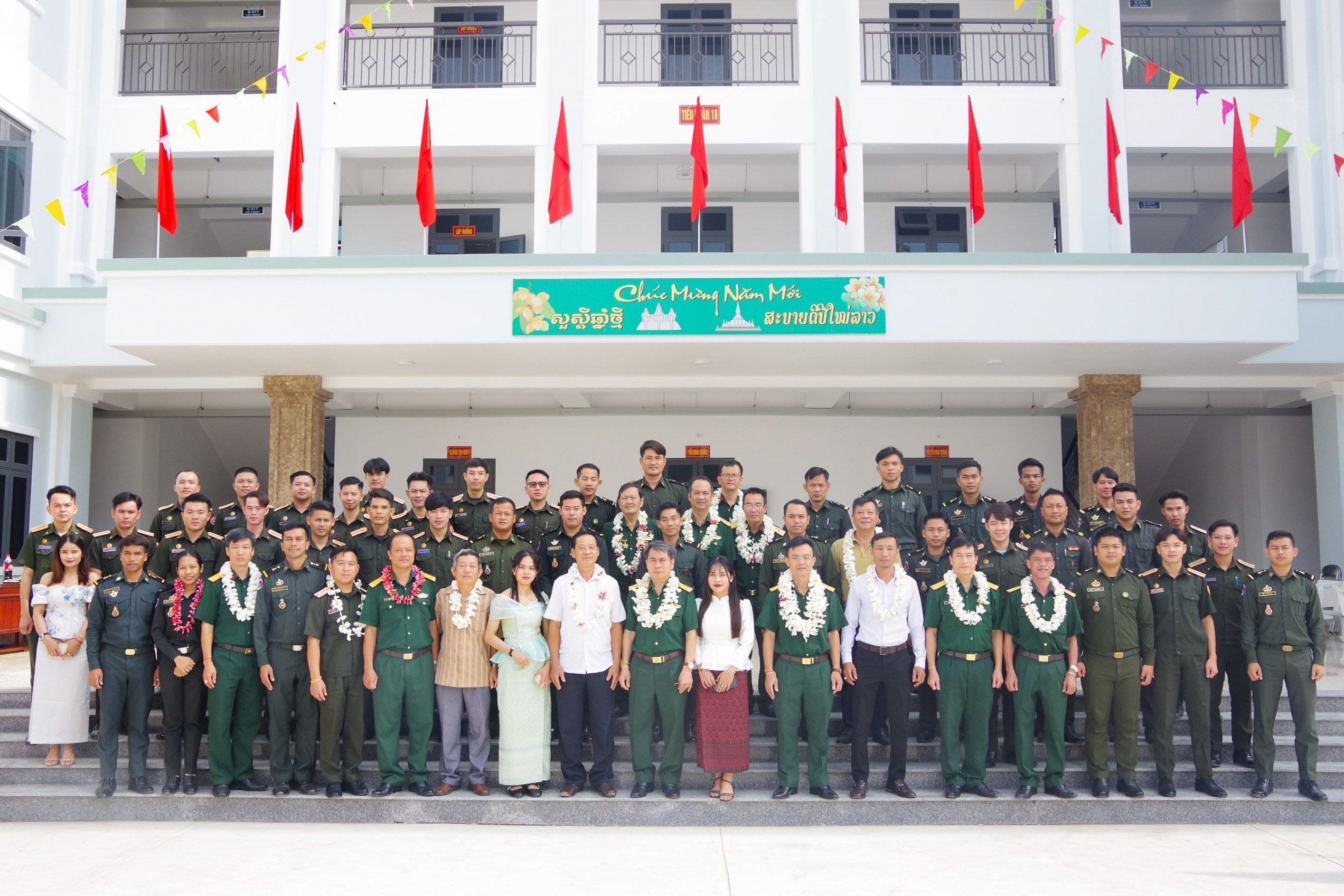 Trường Sĩ quan Thông tin gặp mặt, chúc tết học viên Lào và Campuchia