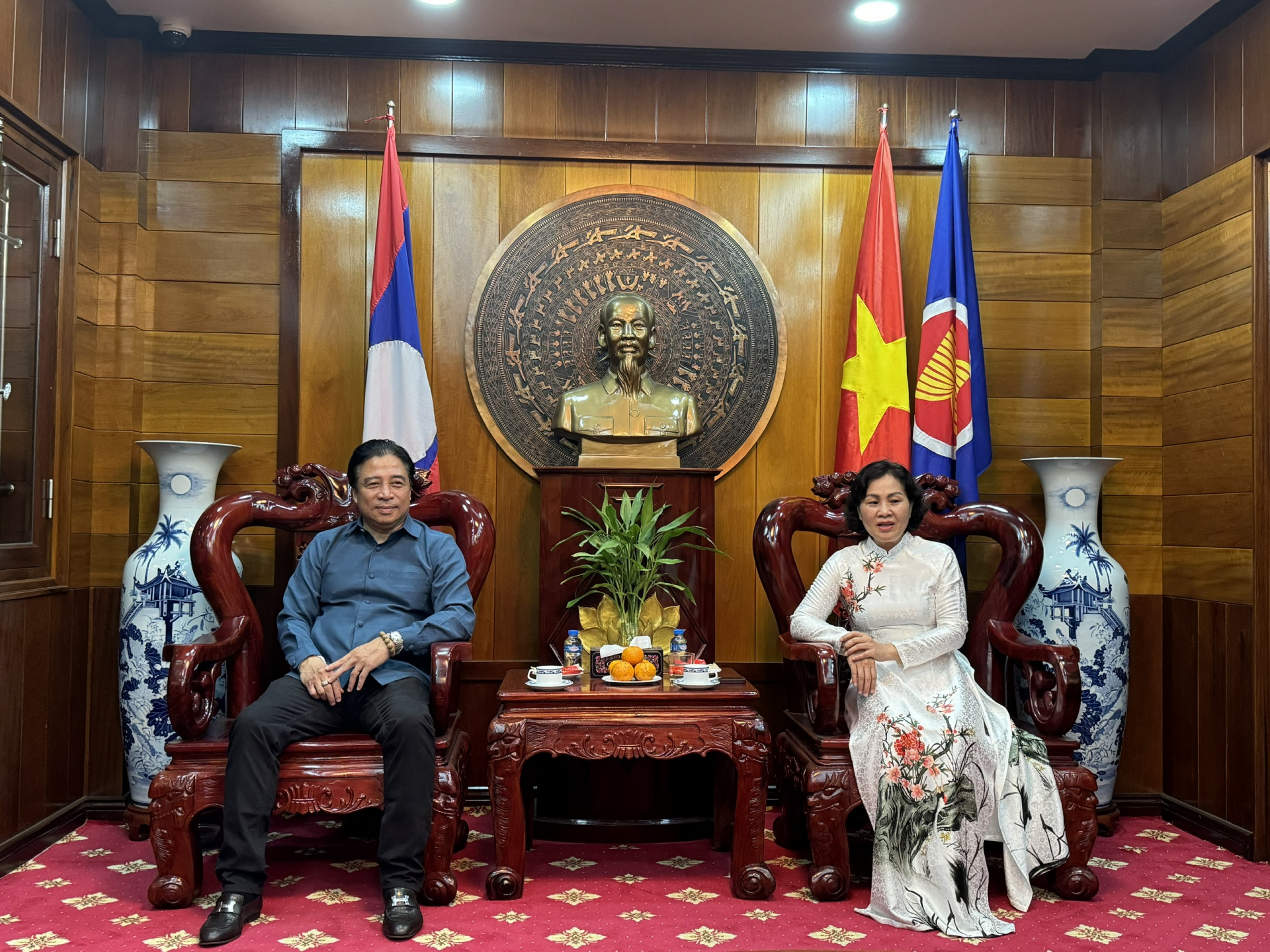 Đồng chí Nguyễn Khắc Toàn gặp và chào xã giao bà Kiều Thị Hằng Phúc - Tổng Lãnh sự Việt Nam tại Luang Prabang.