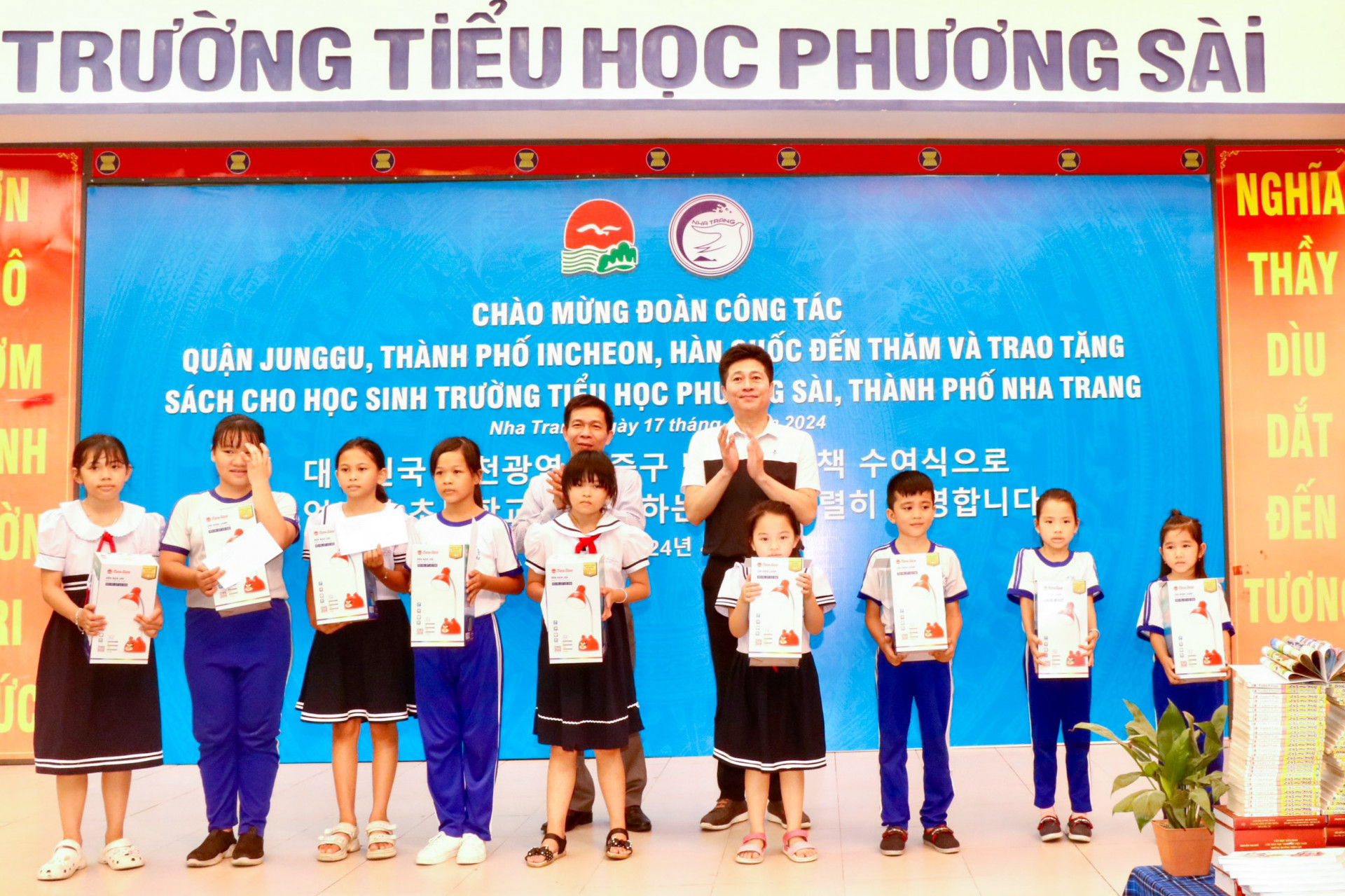 Các đại biểu trao học bổng và quà cho các thiếu nhi.