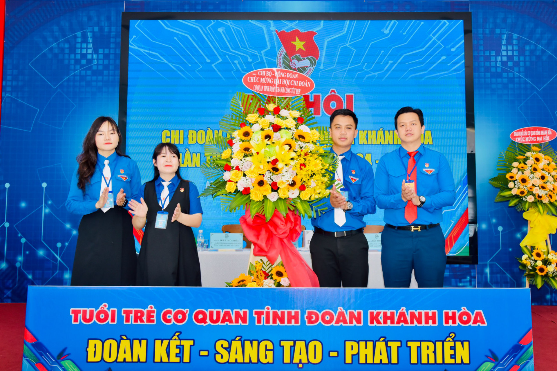 Tỉnh đoàn tặng hoa chúc mừng đại hội.