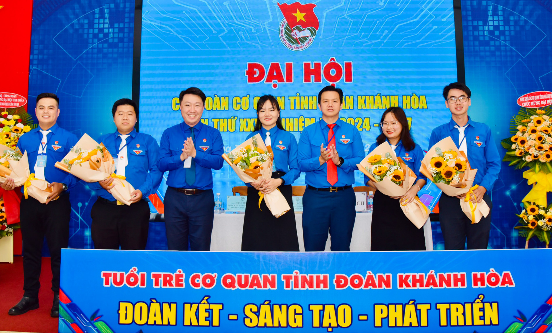 Lãnh đạo Tỉnh đoàn và Đoàn Khối các cơ quan tỉnh tặng hoa chúc mừng Ban Chấp hành nhiệm kỳ mới.