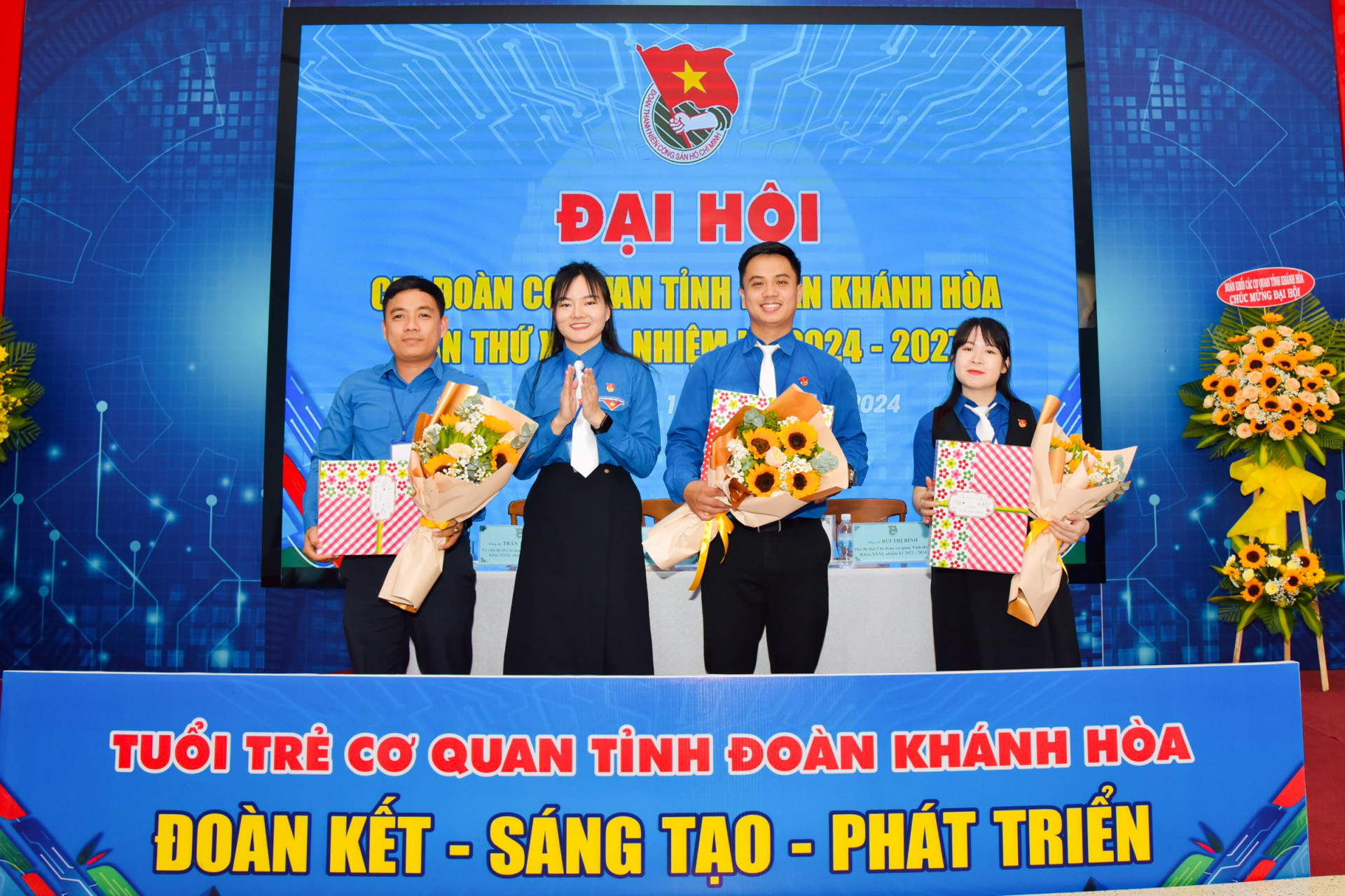 Đại hội tặng quà cho các Uỷ viên Ban Chấp hành nhiệm kỳ XXXI thôi không tham gia khoá mới.