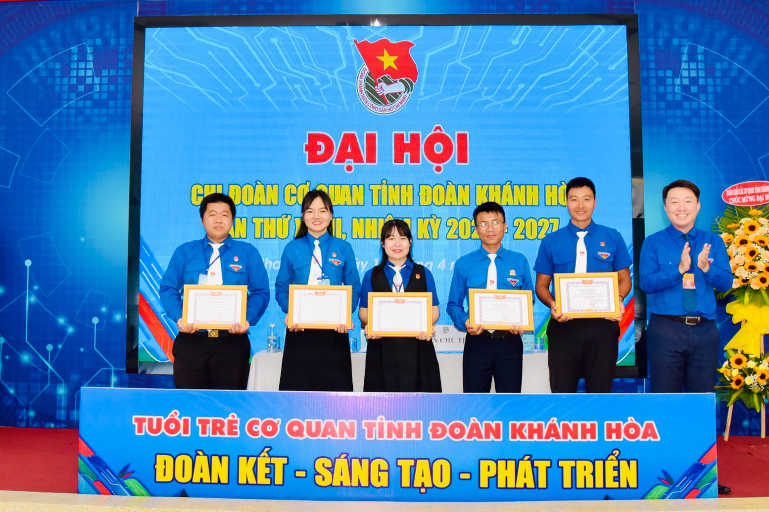 Đoàn Khối các cơ quan tỉnh khen thưởng các cá nhân có thành tích.