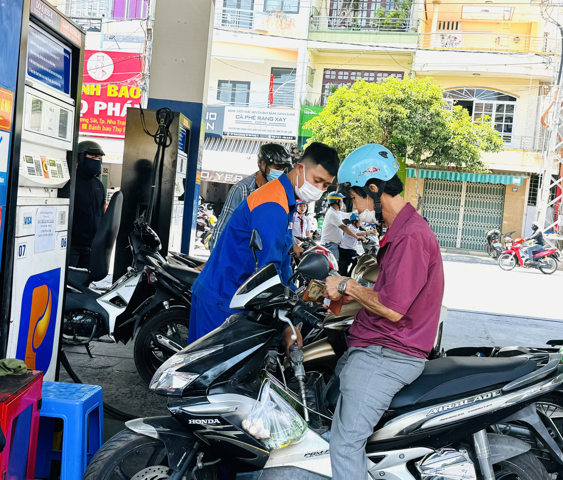 Người dân đổ xăng ở Nha Trang.