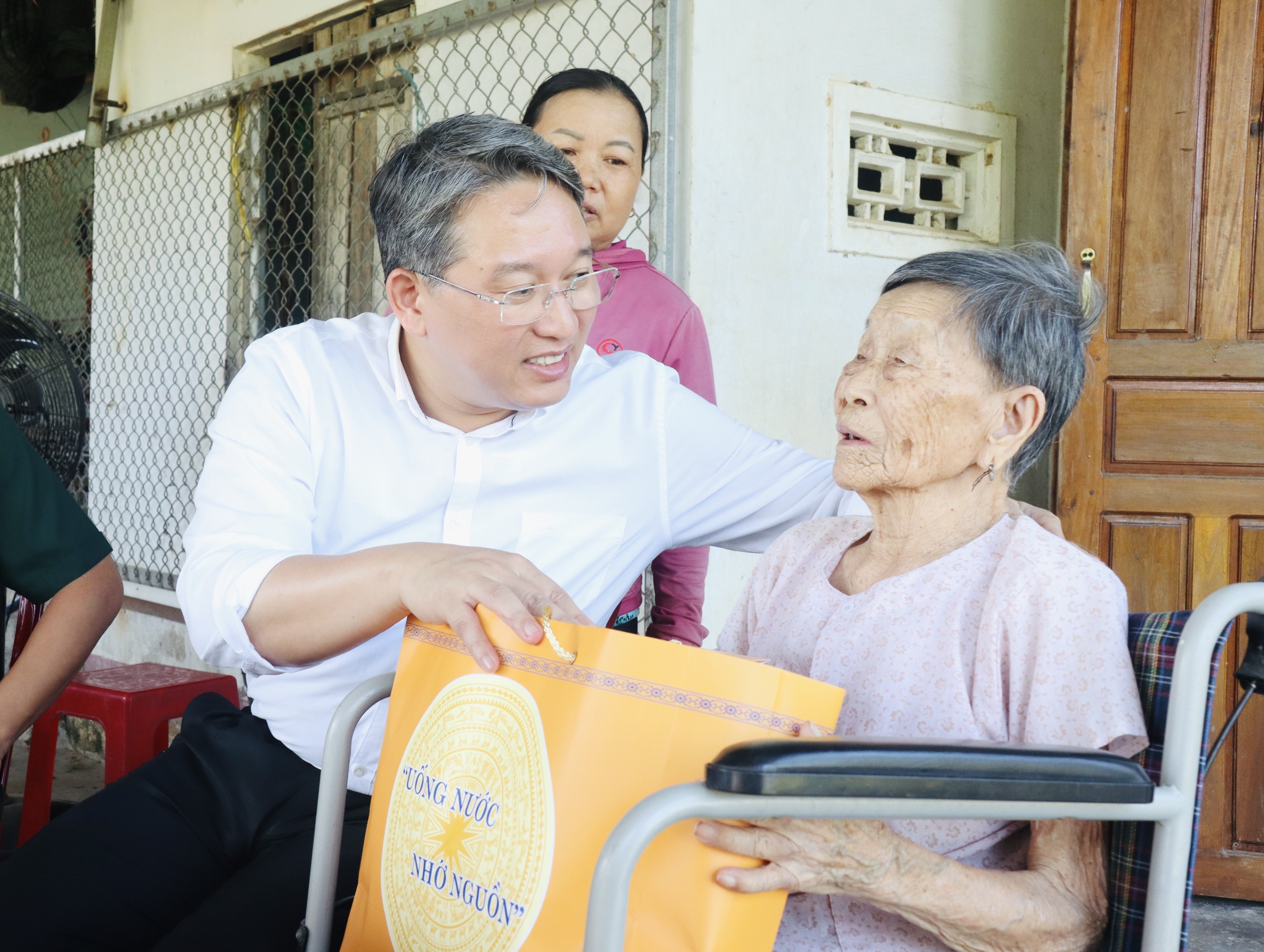 Bí thư Tỉnh ủy Nguyễn Hải Ninh thăm và tặng quà người có công với cách mạng