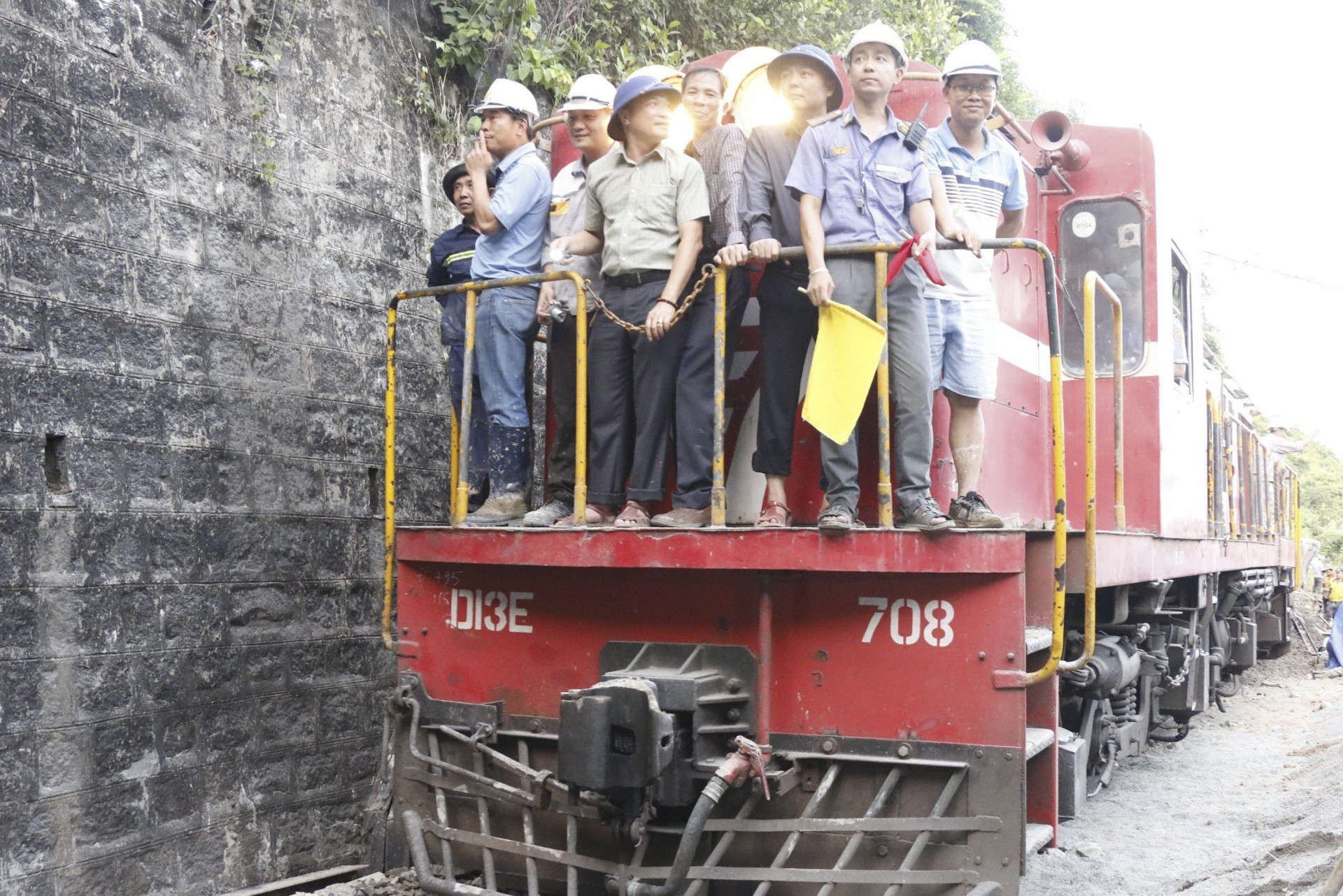 Tàu công trình chở lãnh đạo, cán bộ ngành Đường sắt vào hầm Bãi Gió để đánh giá độ an toàn.