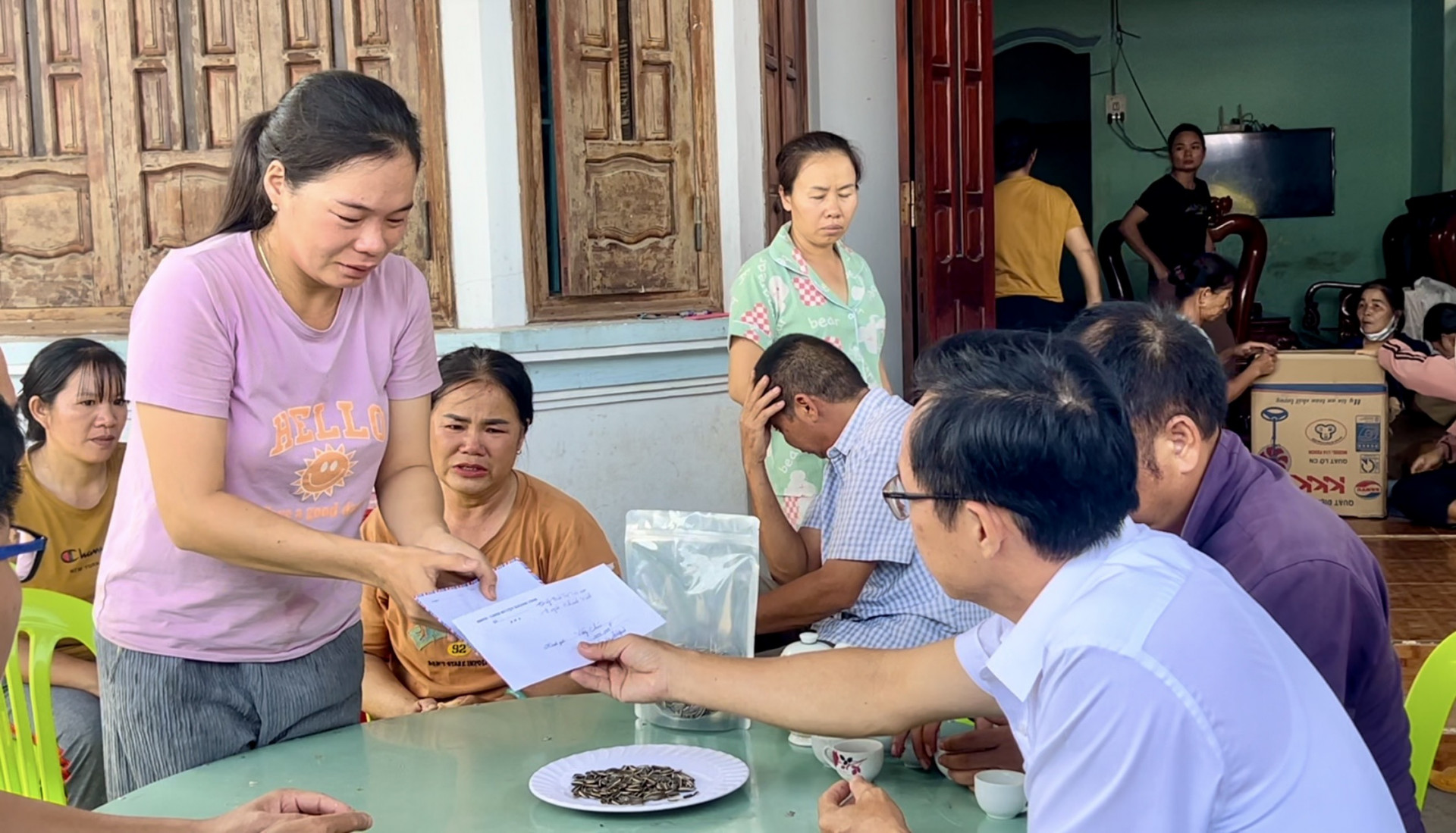 Lãnh đạo huyện Khánh Vĩnh đến thăm hỏi gia đình em Trần Hoàng Thiện.
