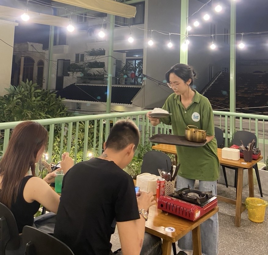 Ngoài giờ học, em Đoàn Huỳnh Thị Bích Ngân 
đi làm thêm tại một nhà hàng ở Nha Trang.
