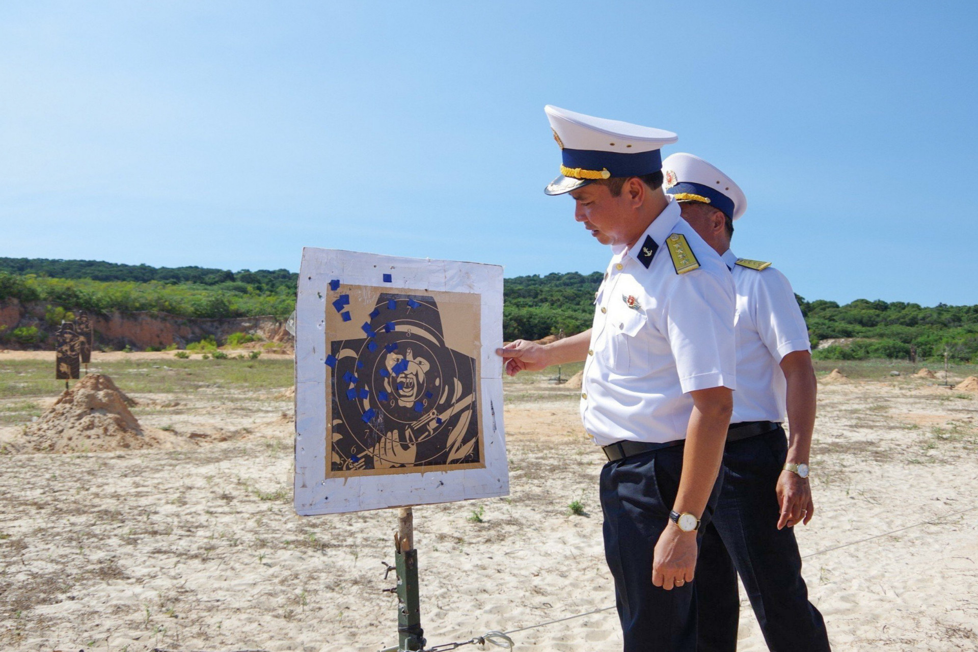 Tư lệnh Vùng 4 Hải quân kiểm tra cơ sở vật chất huấn luyện, thao trường.