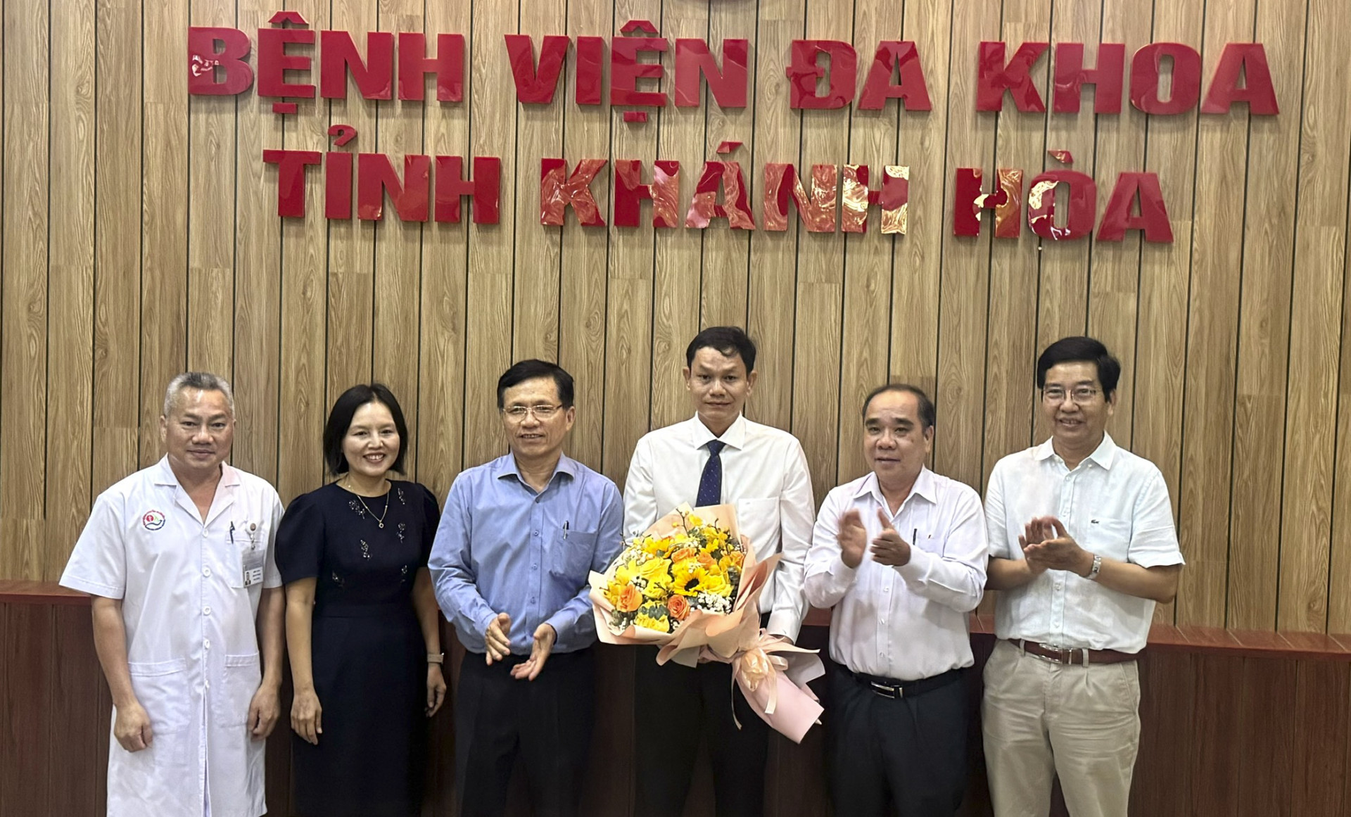 Lãnh đạo Sở Y tế và lãnh đạo Bệnh viện Đa khoa tỉnh Khánh Hòa chúc mừng ông Nguyễn Lương Kỷ.