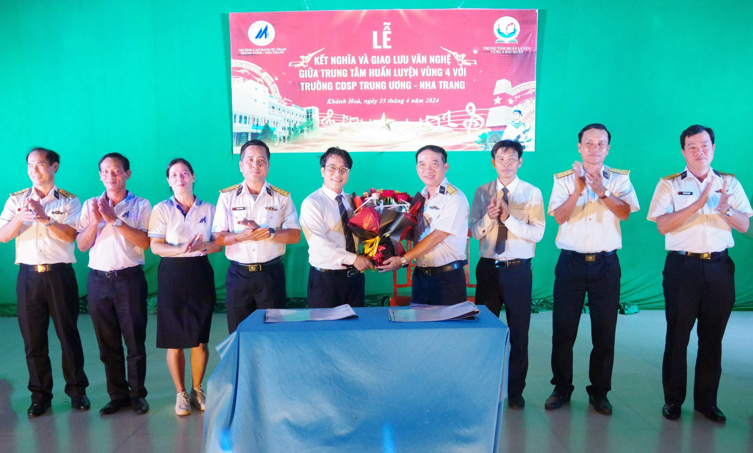 Trung tâm Huấn luyện Vùng 4 Hải quân ký kết phối hợp, kết nghĩa với Trường Cao đẳng Sư phạm Trung ương - Nha Trang