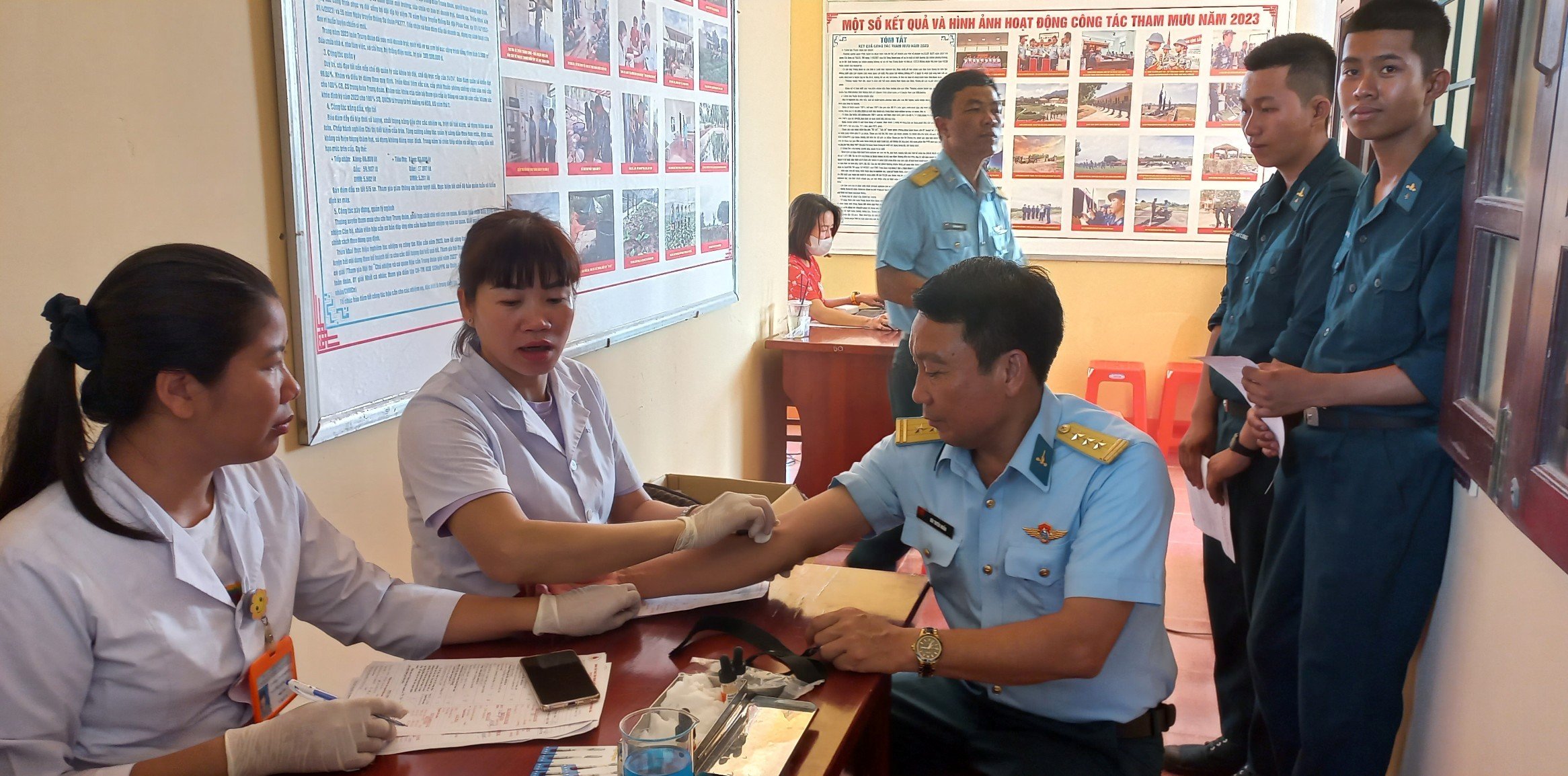 Gần 300 cán bộ, chiến sĩ Sư đoàn Phòng không 377 tham gia hiến máu tình nguyện