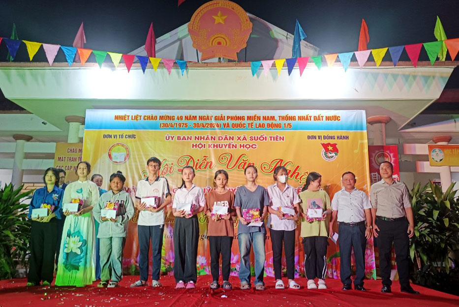 Xã Suối Tiên: Trao 62 suất quà cho học sinh có hoàn cảnh khó khăn