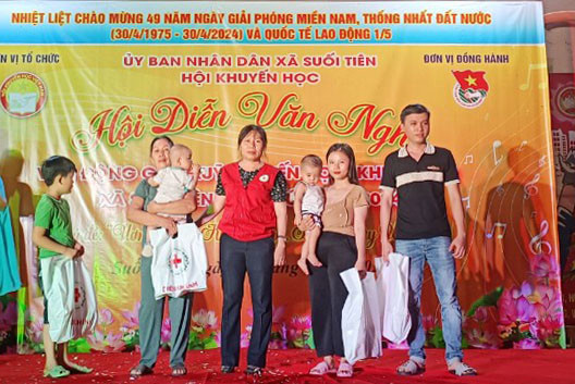 Đại diện Hội Chữ thập đỏ huyện Diên Khánh tặng quà cho trẻ em suy dinh dưỡng.