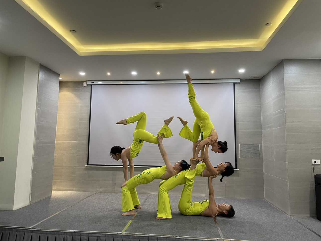 Màn biểu diễn giành huy chương của các vận động viên đoàn Yoga Khánh Hòa.