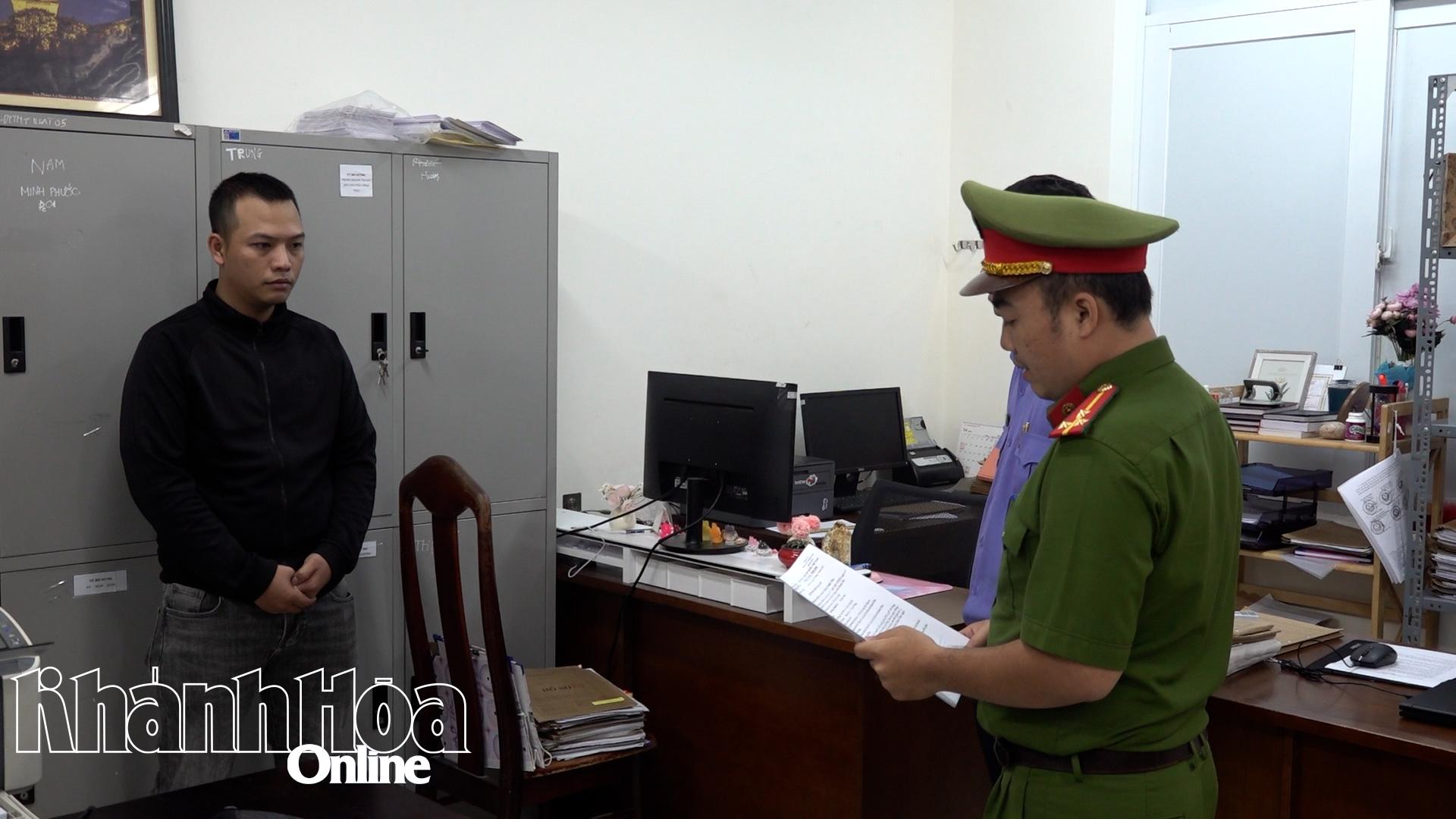 Khởi tố đối tượng chống đối hiệu lệnh của cảnh sát giao thông