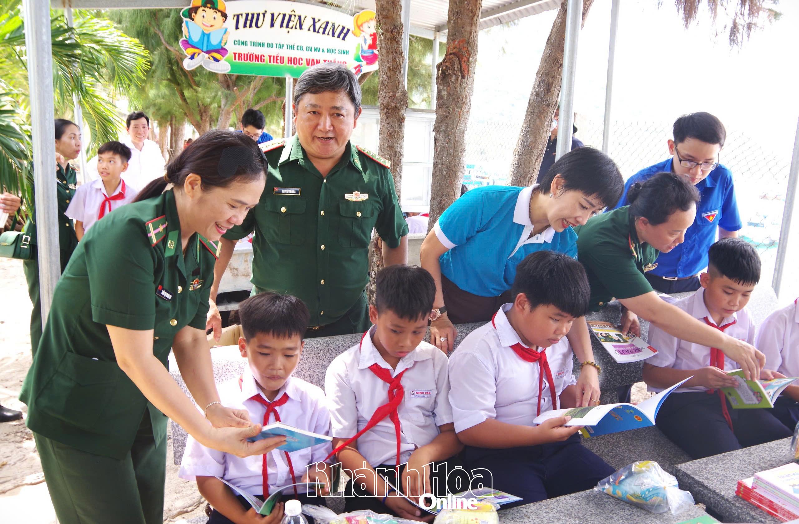 Các em học sinh hào hứng đọc sách tại thư viện nhà trường